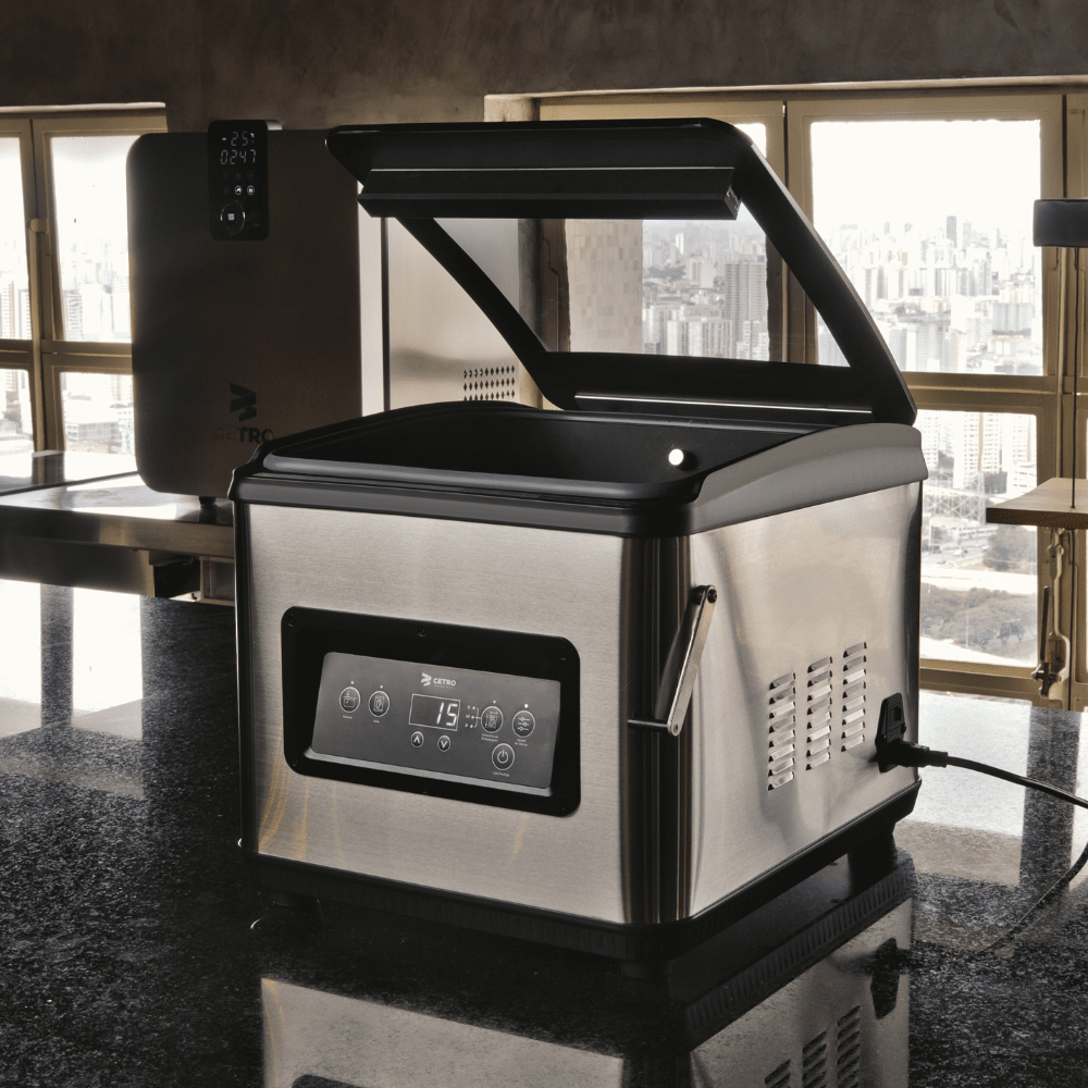 Fotografias da Seladora a Vácuo Suprême Vac CCVS S-300 M, de uma embalagem em processo de vácuo e do Termocirculador CSVC 84 em uma cuba com água e uma embalagem a vácuo, produtos em promoção na Black Friday.