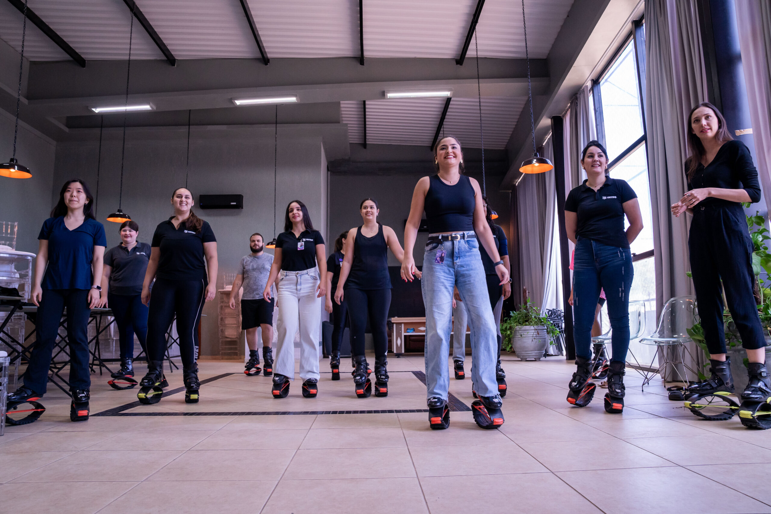 Fotografia dos colaboradores da Cetro participando de uma aula de Kangoo Jump preparada pelos profissionais do Sesc como parte da Semana Move.
