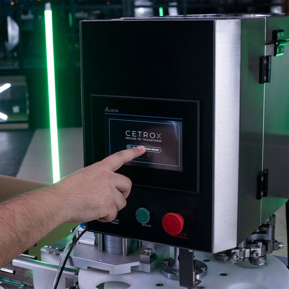 Fotografias da Recravadora Automática em Linha para Tampas Metálicas CCBM A-82 CS da CetroX em operação.