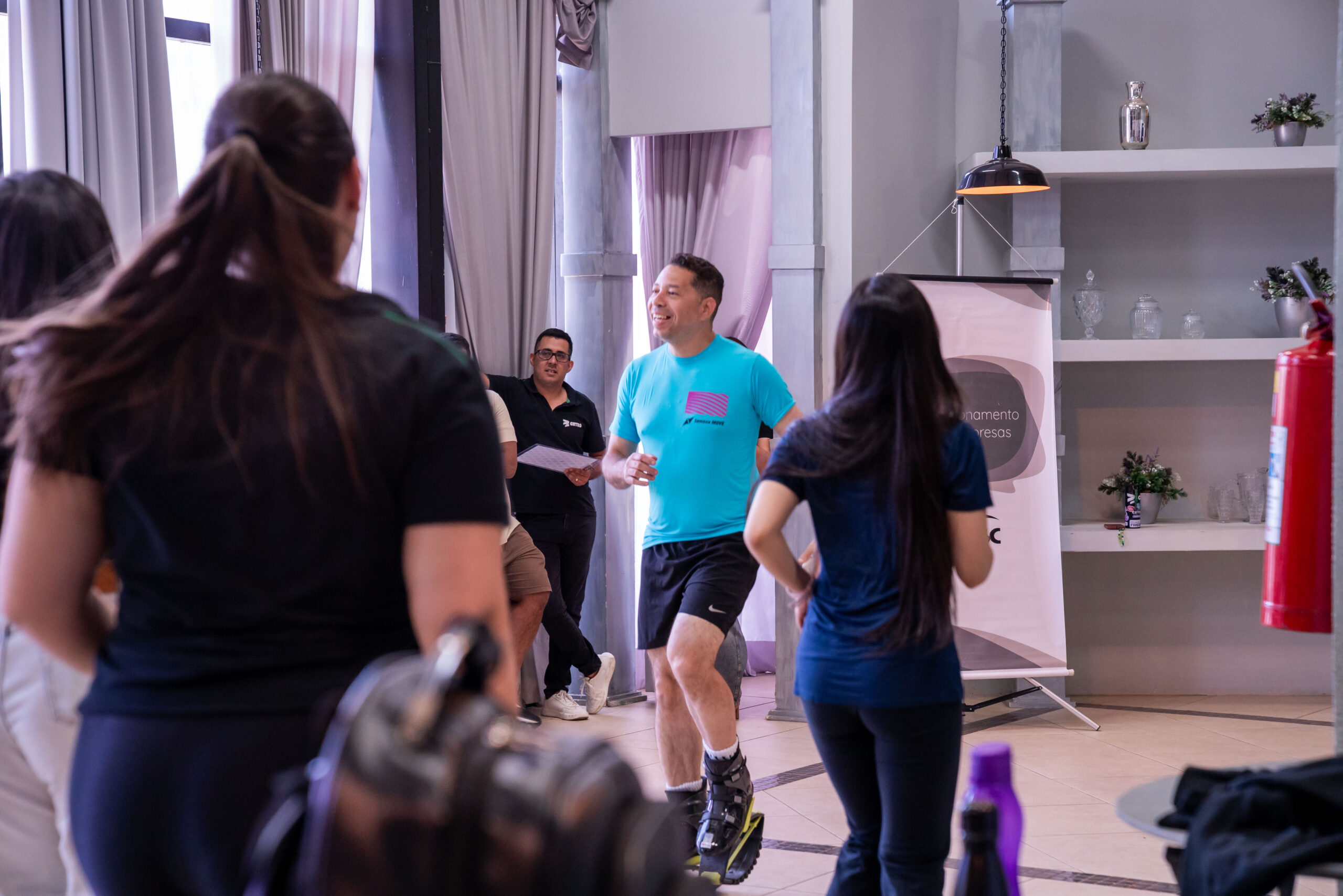 Fotografia dos colaboradores da Cetro participando de uma aula de Kangoo Jump preparada pelos profissionais do Sesc como parte da Semana Move.