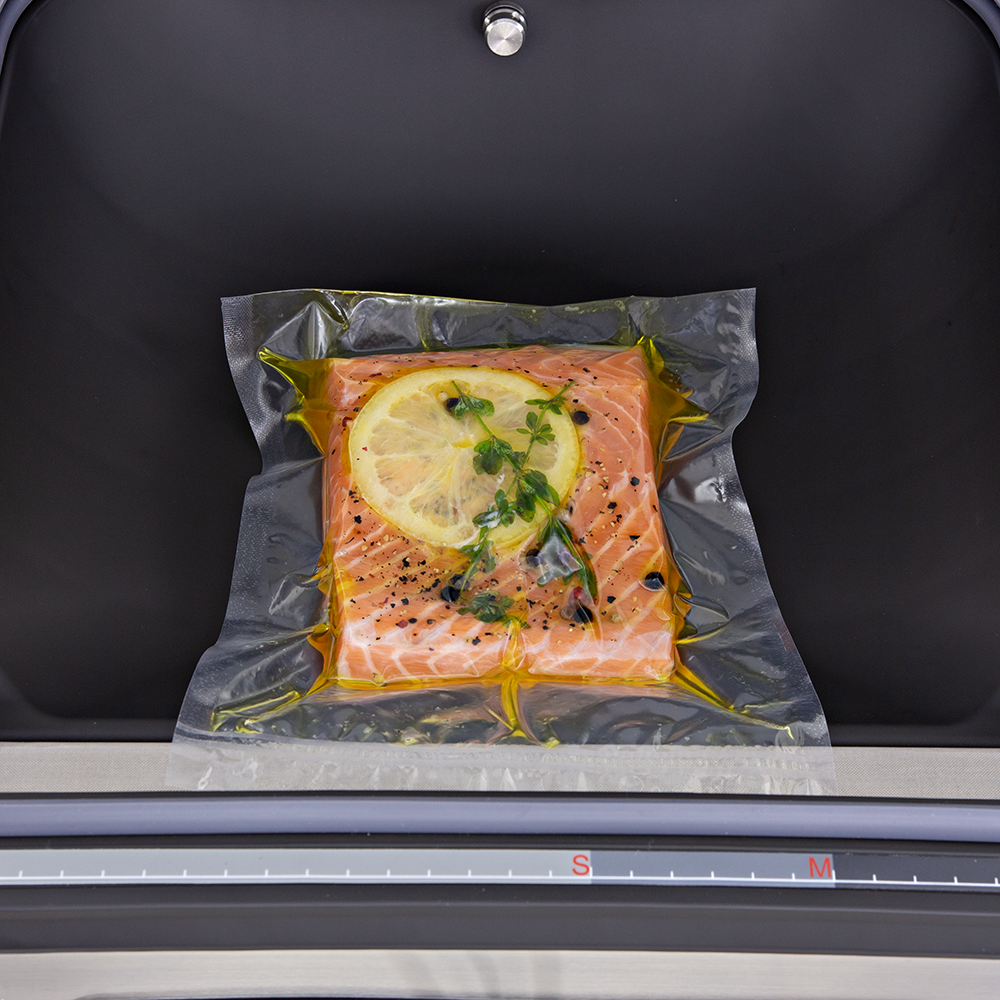 Fotografias da Seladora a Vácuo Suprême Vac CCVS S-300 M, de uma embalagem em processo de vácuo e do Termocirculador CSVC 84 em uma cuba com água e uma embalagem a vácuo, produtos em promoção na Black Friday.