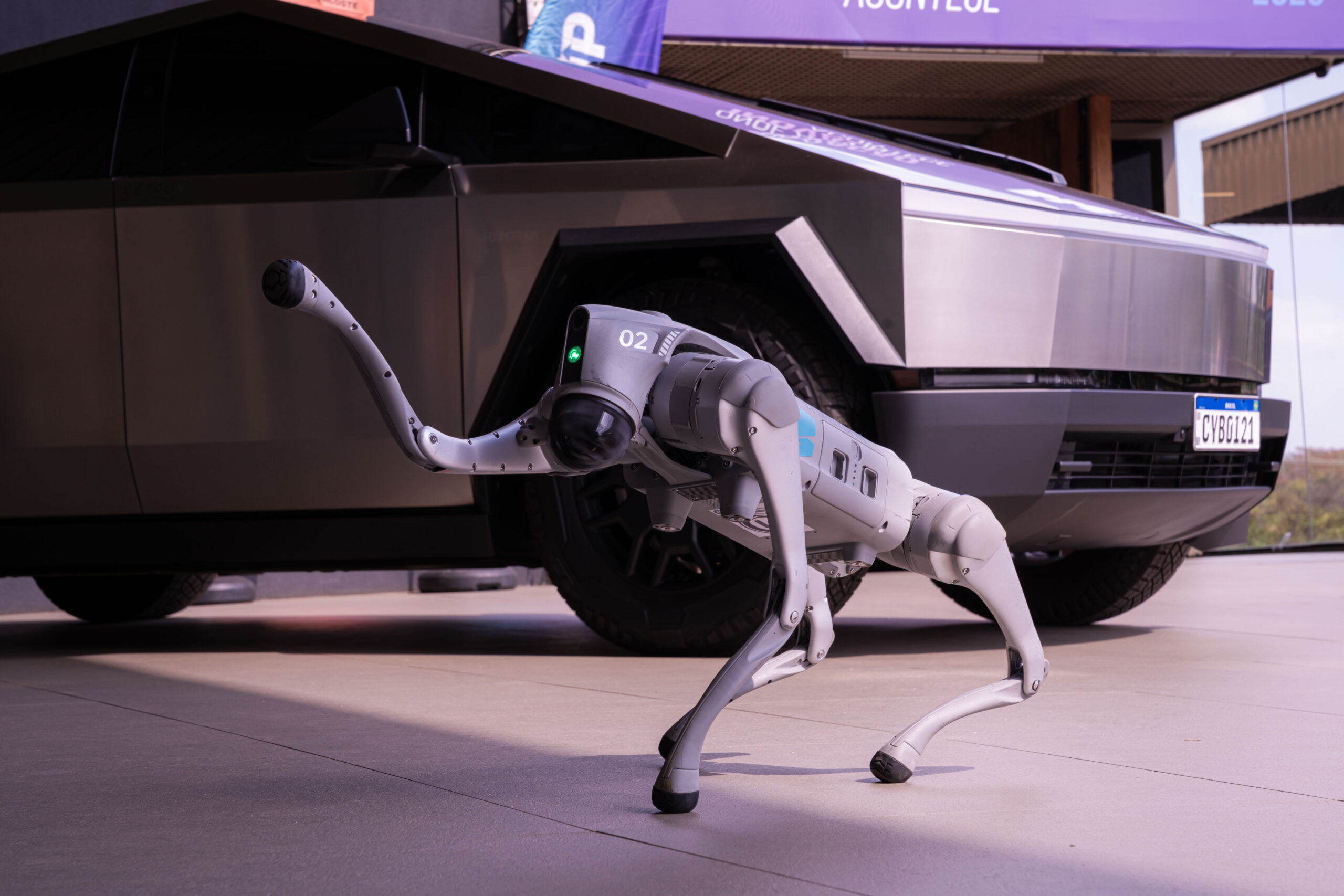 Fotografias do estande da Cetro.io e de participantes do BID 2025, além do Cyberdog e Cybertruck da Cetro.