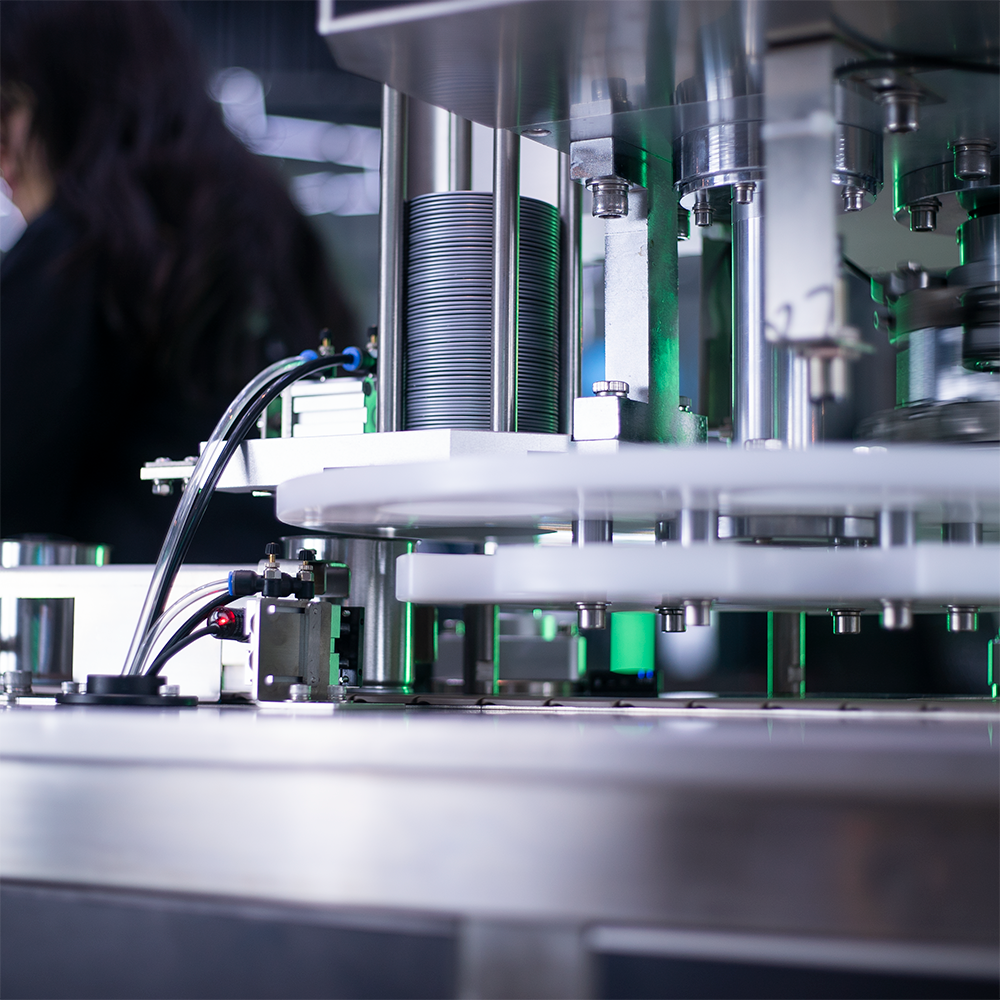 Fotografias da Recravadora Automática em Linha para Tampas Metálicas CCBM A-82 CS da CetroX em operação.