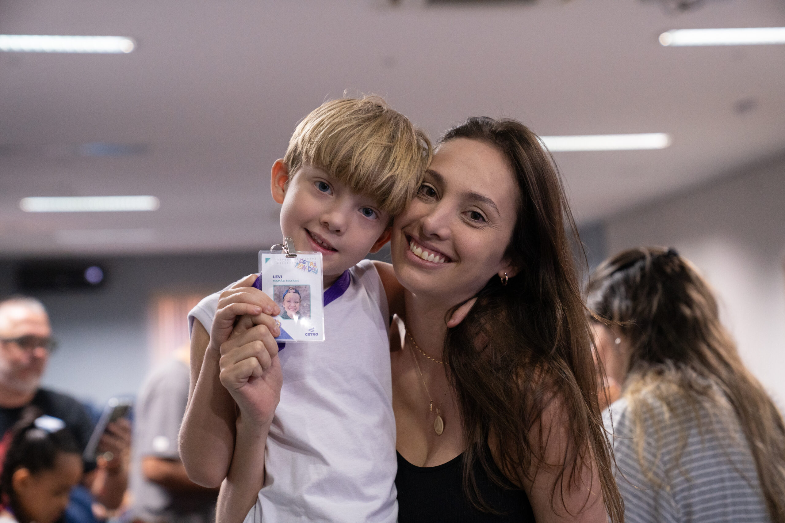 Fotografias dos colaboradores da Cetro e seus filhos no Auditório Ayrton Senna para a abertura do Cetro Fun Day, e das crianças brincando com o Cyberdog.