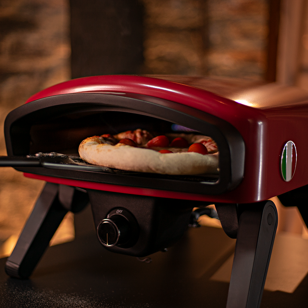 Fotografias dos Fornos Nino Malta e Napoli, em promoção na Black Friday, e de uma pizza sendo colocada em uma bancada.