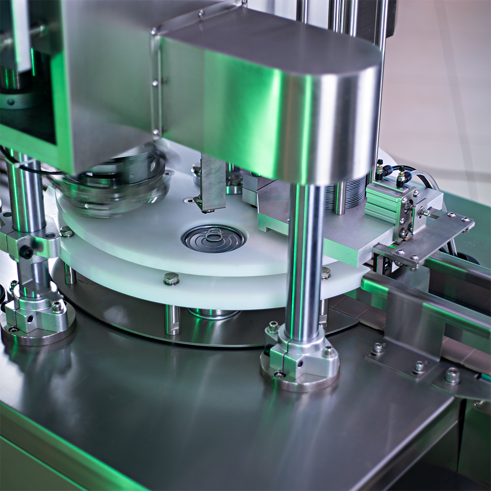 Fotografias da Recravadora Automática em Linha para Tampas Metálicas CCBM A-82 CS da CetroX em operação.