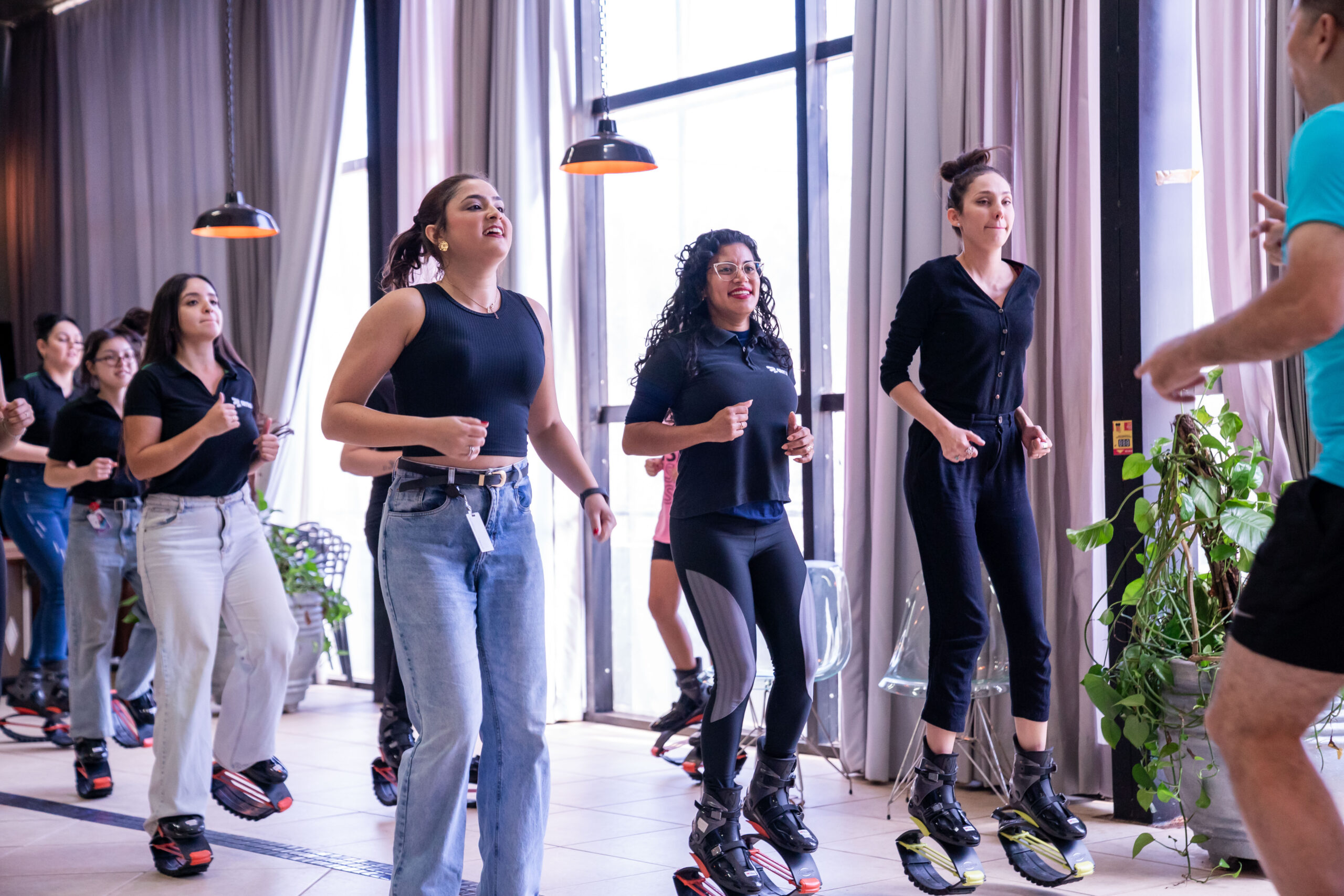 Fotografia dos colaboradores da Cetro participando de uma aula de Kangoo Jump preparada pelos profissionais do Sesc como parte da Semana Move.