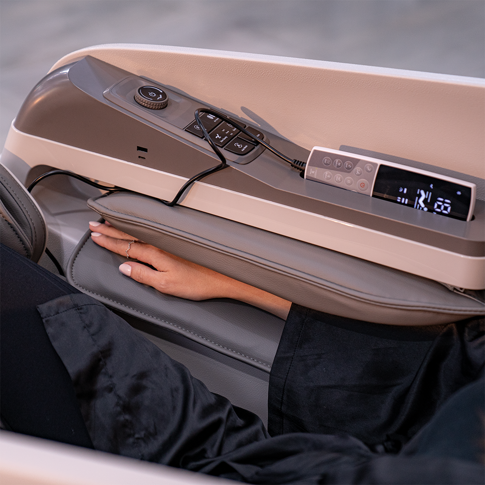 Fotografias de uma mulher relaxando em uma Poltrona de Massagem da Linha C-RES7 da Cetro e dos diferenciais do aparelho.