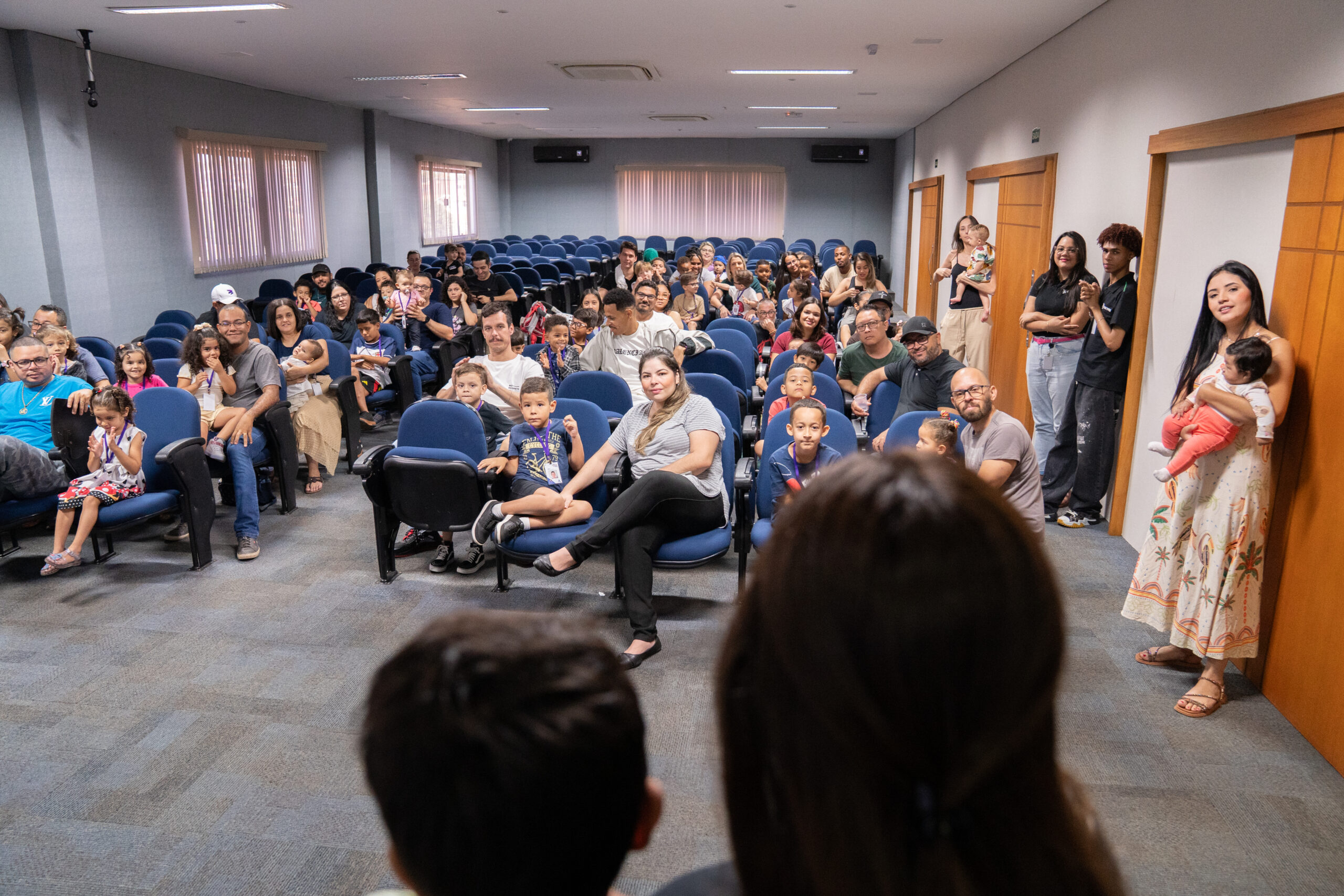 Fotografias dos colaboradores da Cetro e seus filhos no Auditório Ayrton Senna para a abertura do Cetro Fun Day, e das crianças brincando com o Cyberdog.
