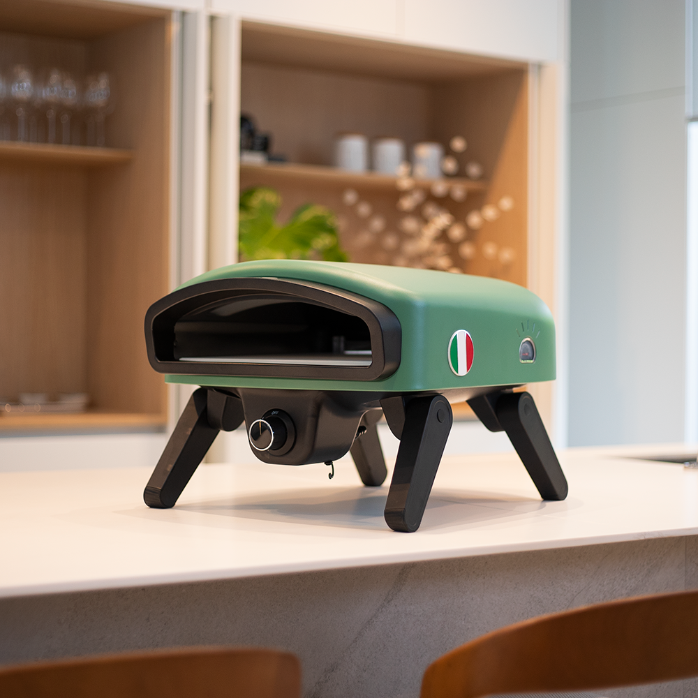 Fotografias dos Fornos Nino Malta e Napoli, em promoção na Black Friday, e de uma pizza sendo colocada em uma bancada.