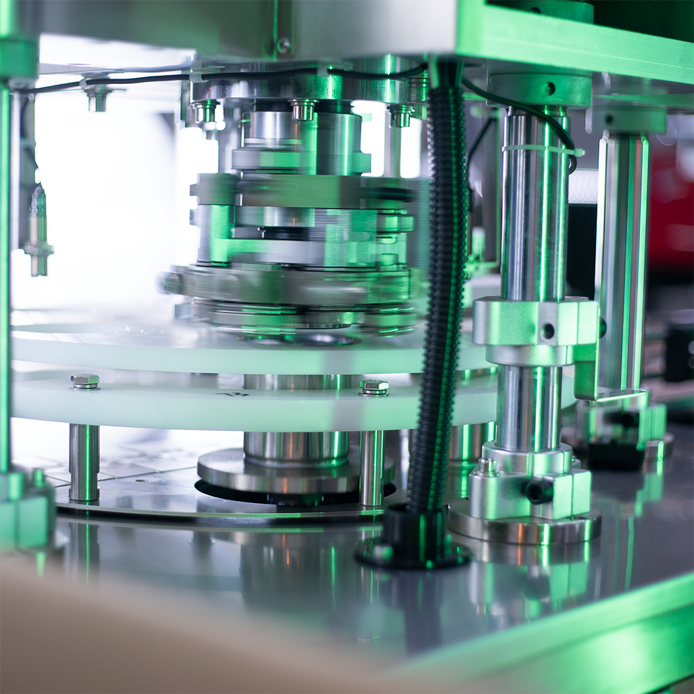 Fotografias da Recravadora Automática em Linha para Tampas Metálicas CCBM A-82 CS da CetroX em operação.