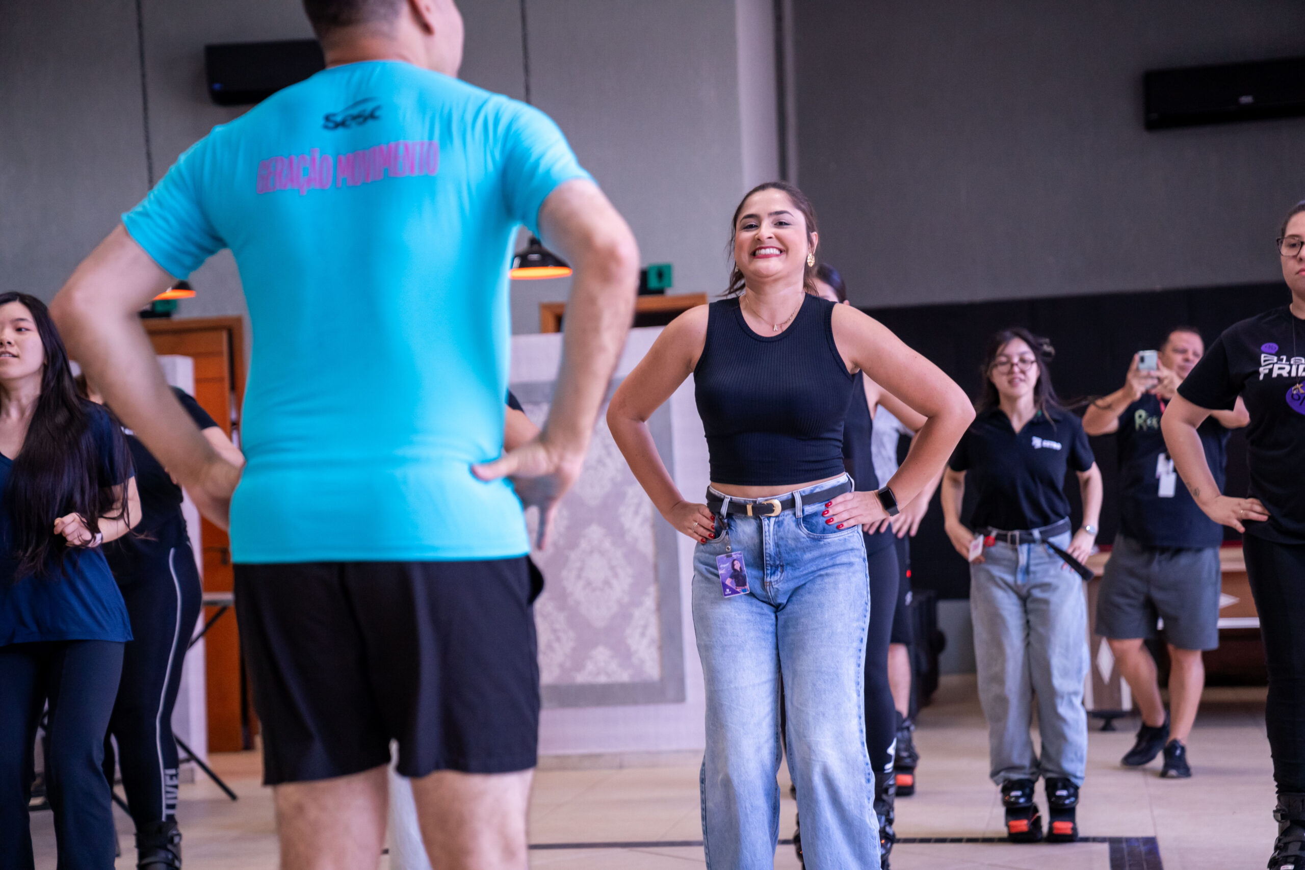 Fotografia dos colaboradores da Cetro participando de uma aula de Kangoo Jump preparada pelos profissionais do Sesc como parte da Semana Move.