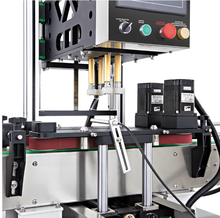 Fotografias de uma Envasadora com Mixer e Aquecimento e uma Rosqueadora e Aplicadora de Tampas da Cetro, ideias para produtos lácteos.