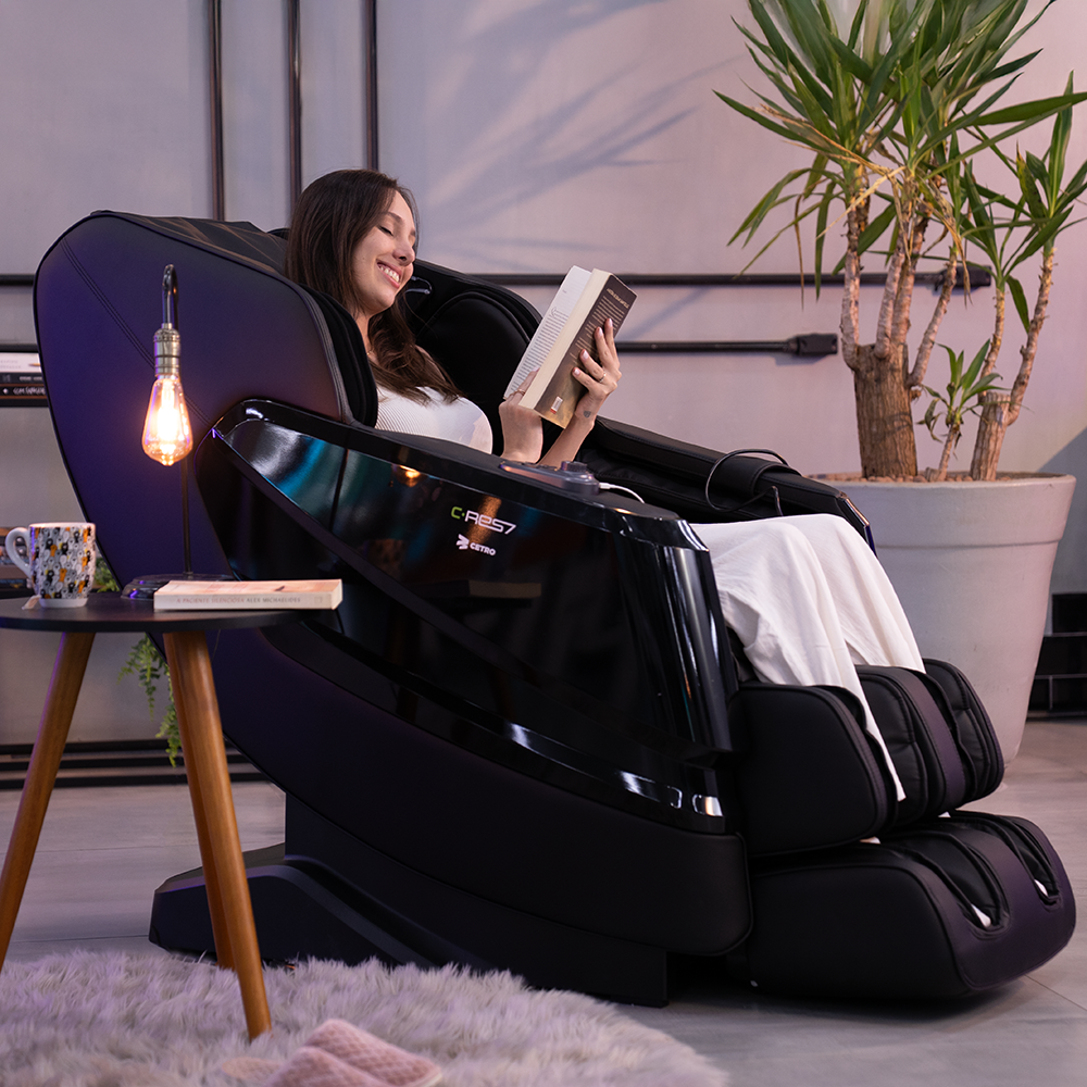 Fotografias de uma mulher relaxando em uma Poltrona de Massagem da Linha C-RES7 da Cetro e dos diferenciais do aparelho.