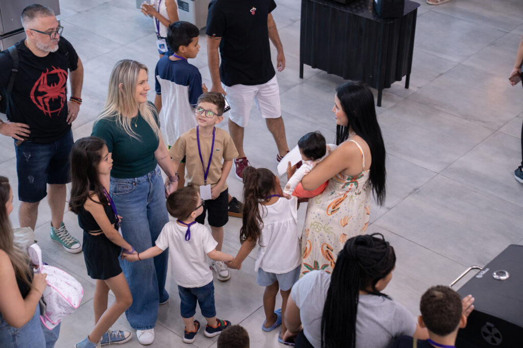 Fotografias dos colaboradores da Cetro e seus filhos participando de um tour pela empresa no Cetro Fun Day.