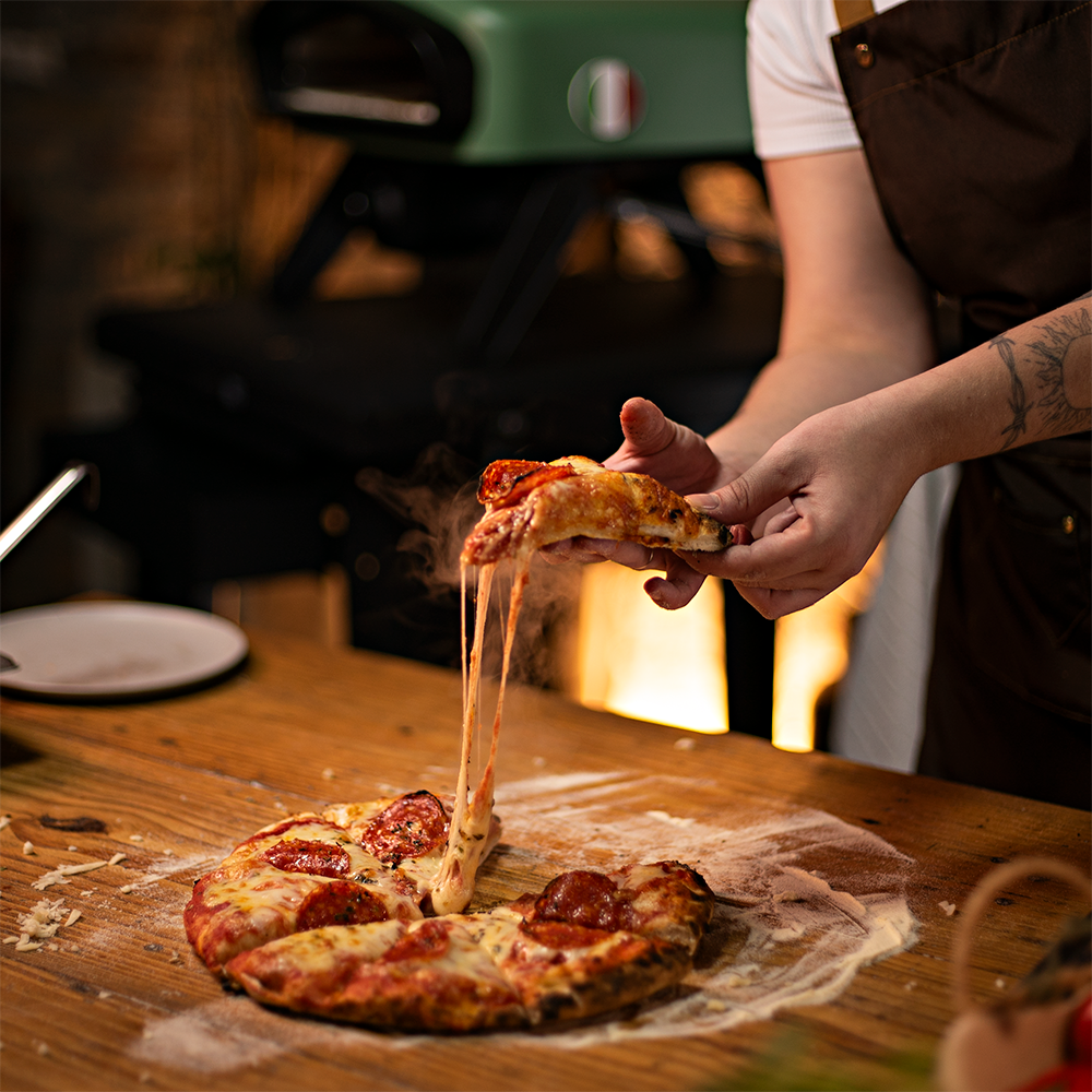 Fotografias dos Fornos Nino Malta e Napoli, em promoção na Black Friday, e de uma pizza sendo colocada em uma bancada.