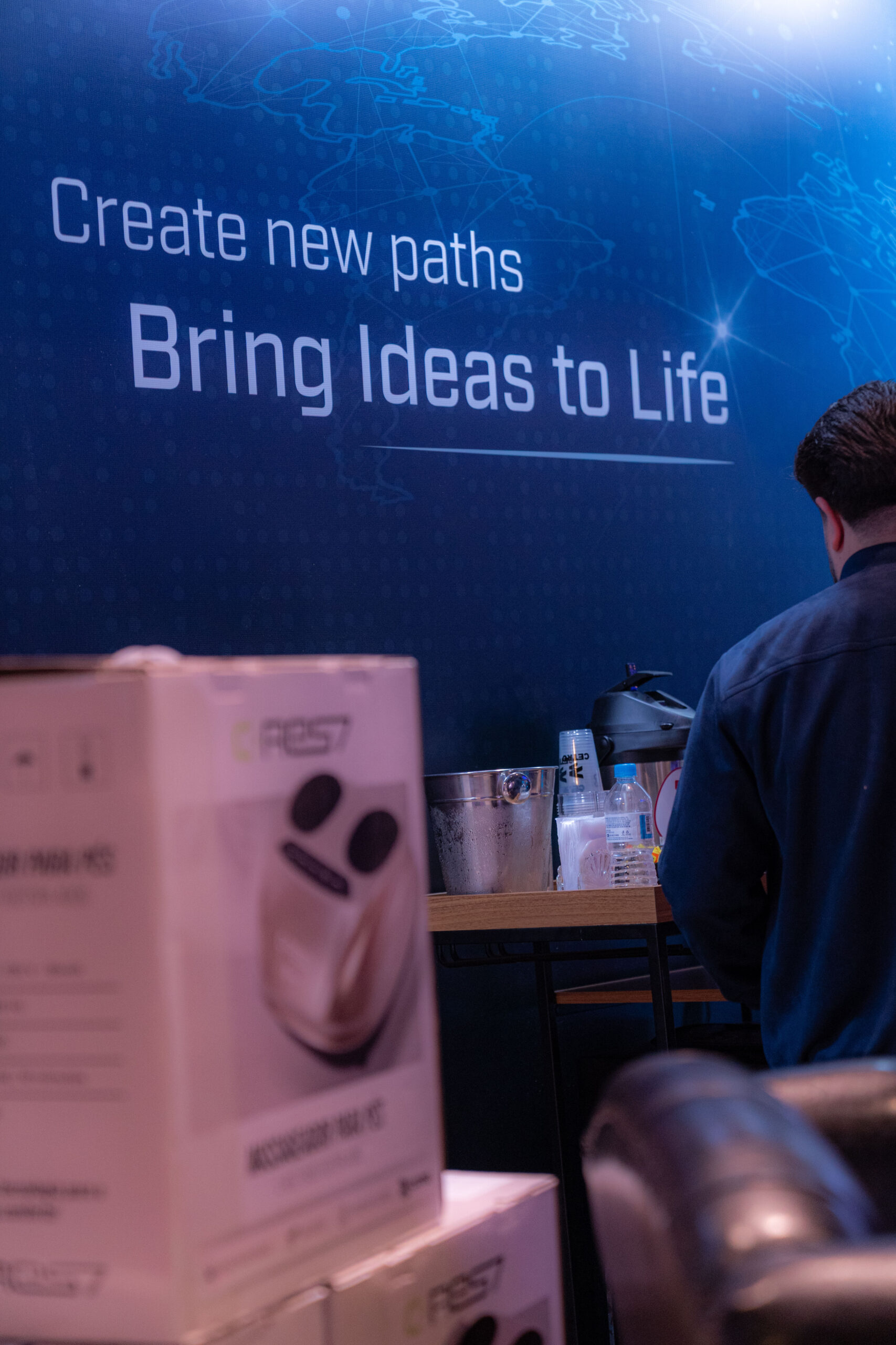 Fotografias dos participantes do BID 2025 experimentando o novo Massageador para Pés no estande da Cetro.io