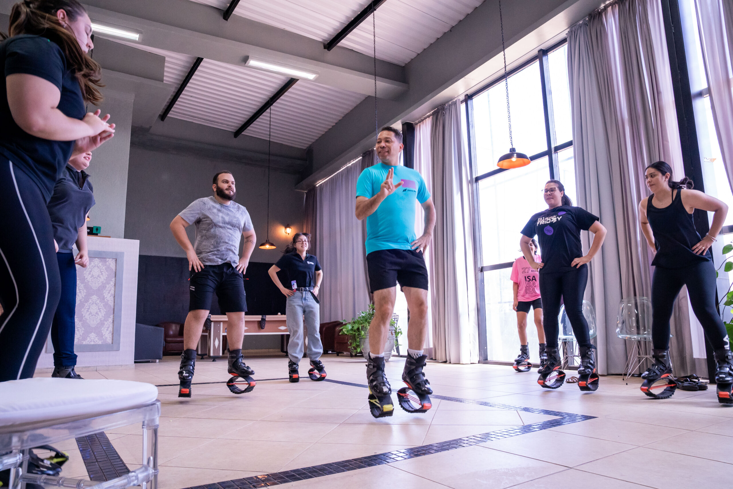 Fotografia dos colaboradores da Cetro participando de uma aula de Kangoo Jump preparada pelos profissionais do Sesc como parte da Semana Move.