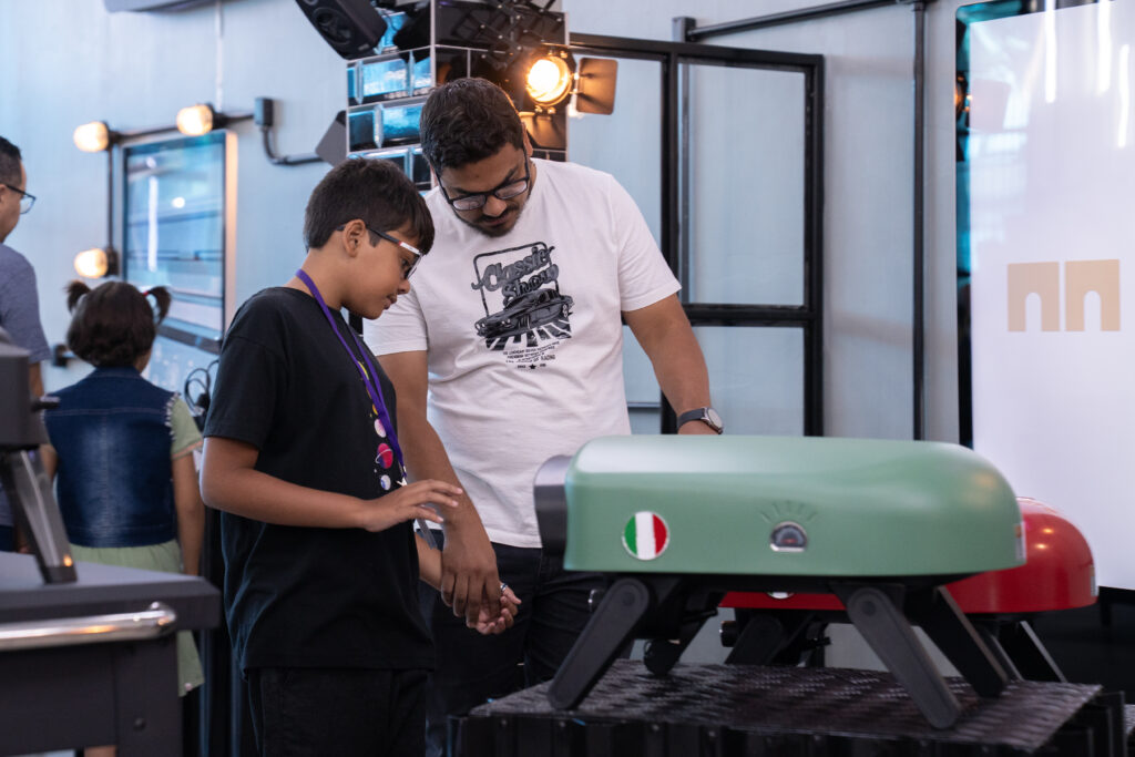 Fotografias dos colaboradores da Cetro e seus filhos participando de um tour pela empresa no Cetro Fun Day.