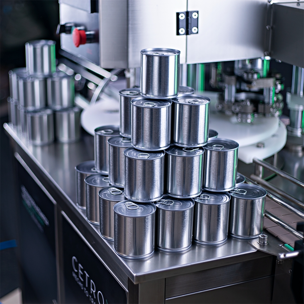 Fotografias dos principais componentes da Recravadora Automática em Linha para Tampas Metálicas CCBM A-82 CS da CetroX e uma lata recravada pela máquina.