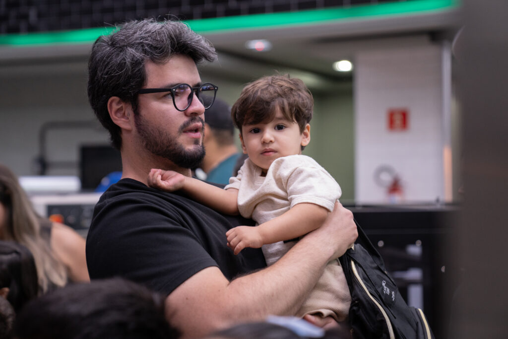 Fotografias dos colaboradores da Cetro e seus filhos participando de um tour pela empresa no Cetro Fun Day.
