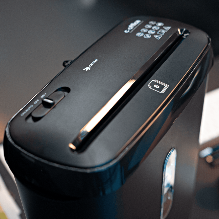 Fotografias da Plastificadora COLM 220 A4, da Fragmentadora de Papel COSM 10 SC e da Guilhotina Semi-industrial COGM 330, em promoção na Black Friday.