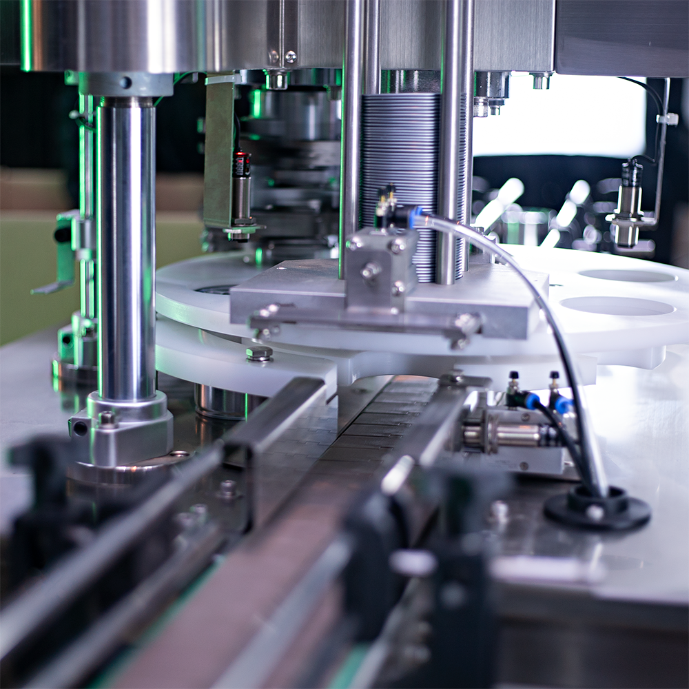 Fotografias dos principais componentes da Recravadora Automática em Linha para Tampas Metálicas CCBM A-82 CS da CetroX e uma lata recravada pela máquina.