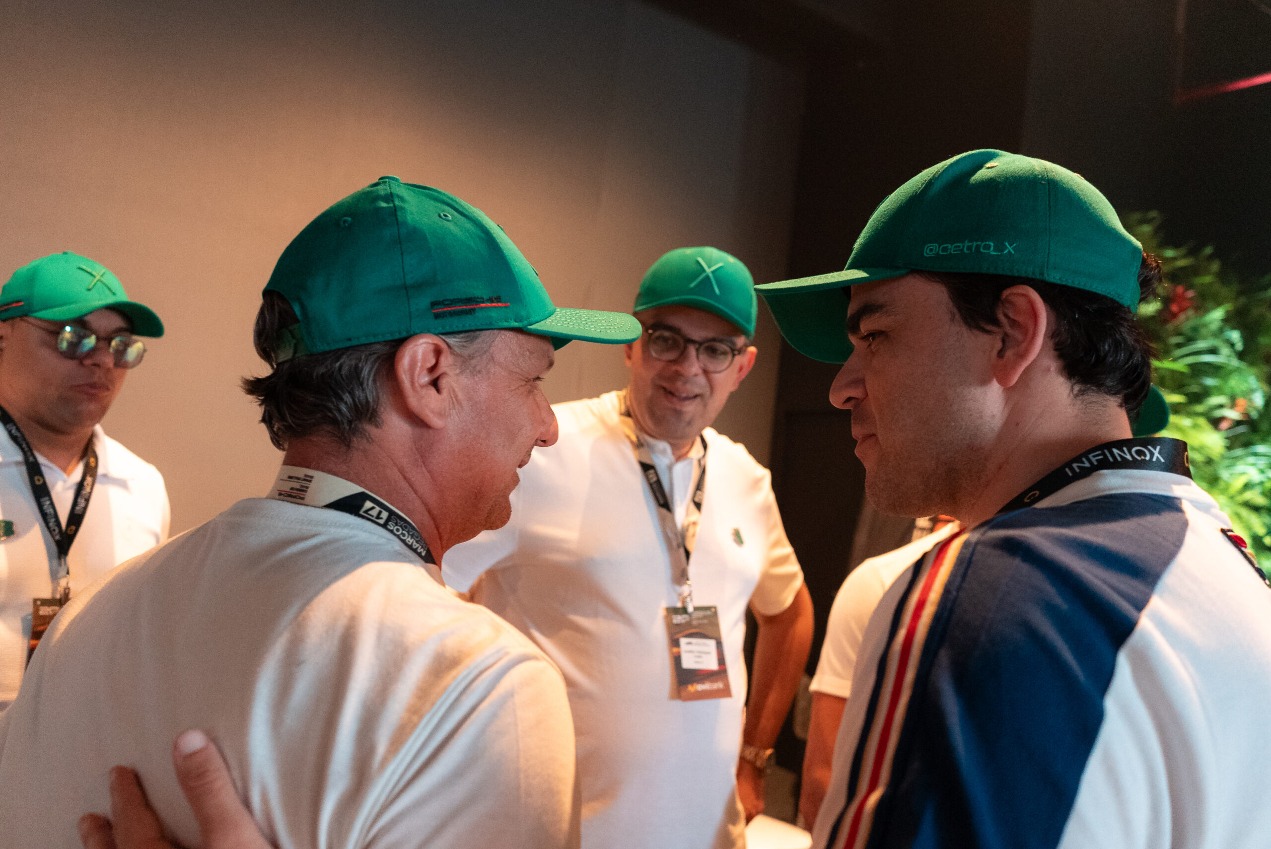 Fotografias do time comercial da CetroX e dos clientes convidados conversando durante a última etapa da Porsche Cup Brasil 2025.