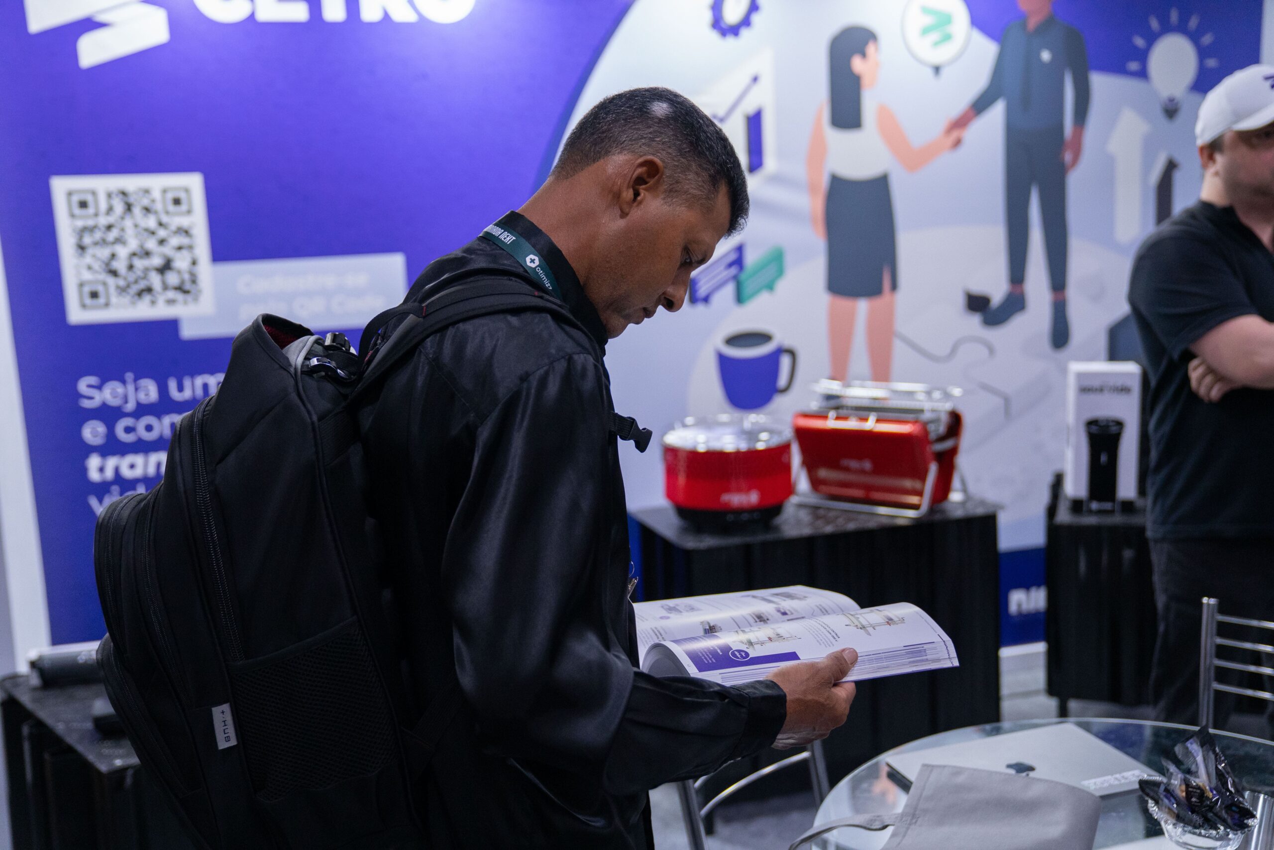 Fotografias do estande da Cetro, com equipamentos, visitantes e colaboradores no lançamento do Programa de Afiliados Cetro.