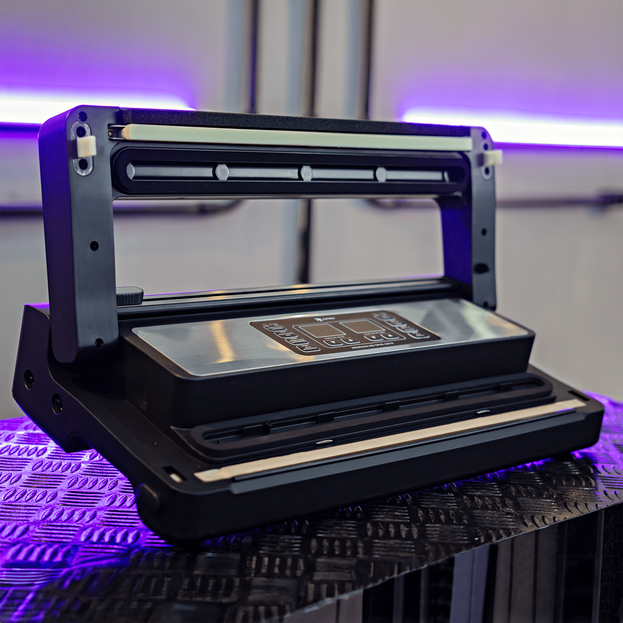 Fotografias da PROPACK HD CPVS 420 R, de seu reservatório e do equipamento realizando a selagem a vácuo em uma peça de carne.