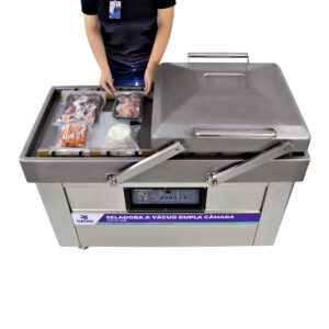 Fotografias da Seladora a Vácuo de Dupla Câmara Industrial CCVS 500 DC realizando a selagem a vácuo de diversos alimentos.
