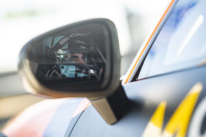 Fotografias do piloto Rodrigo Mello pilotando seu carro personalizado com o logo da Cetro durante uma corrida no Autódromo de Interlagos.