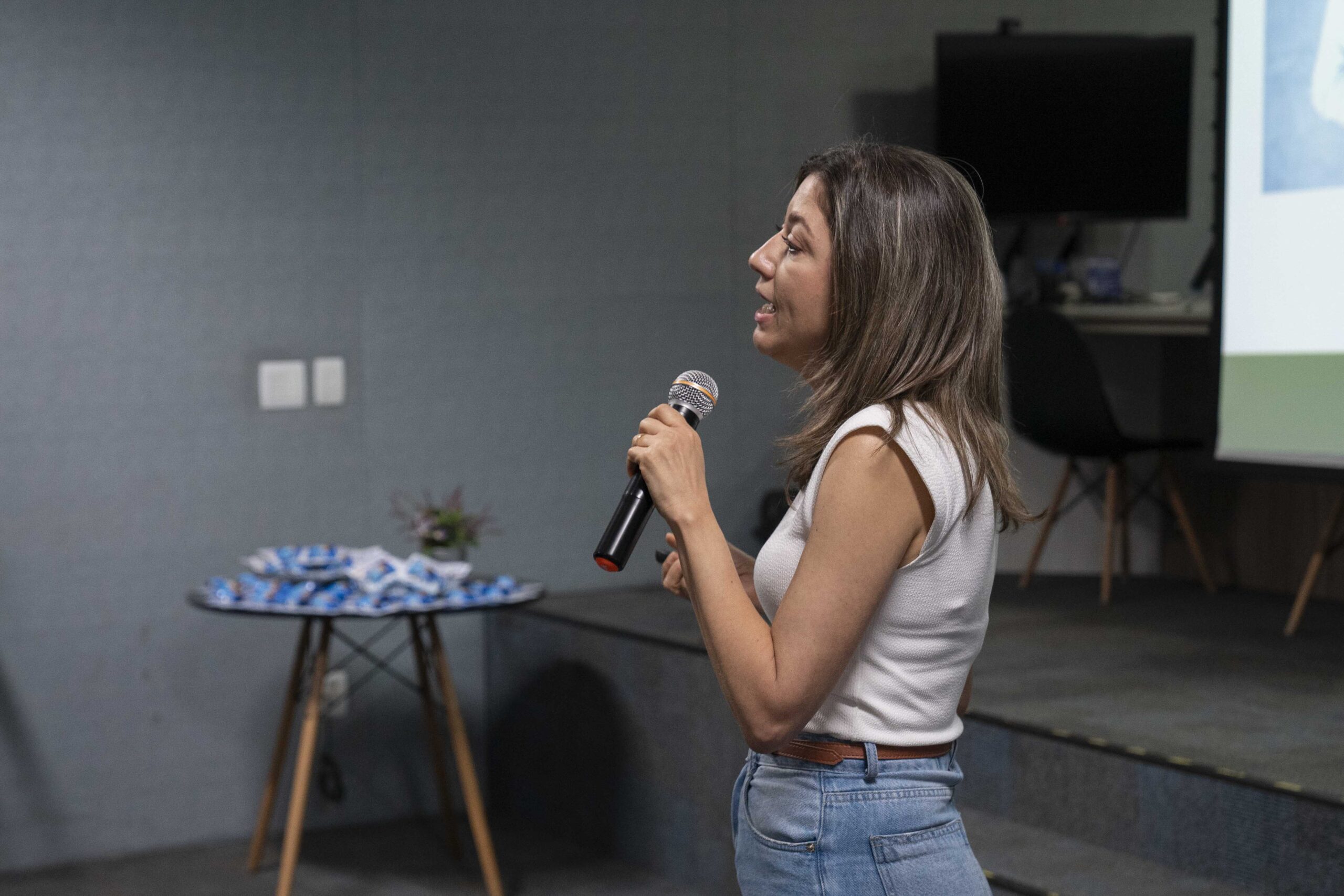 Fotografias dos colaboradores da Cetro assistindo à palestra sobre Novembro Azul e da palestrante.