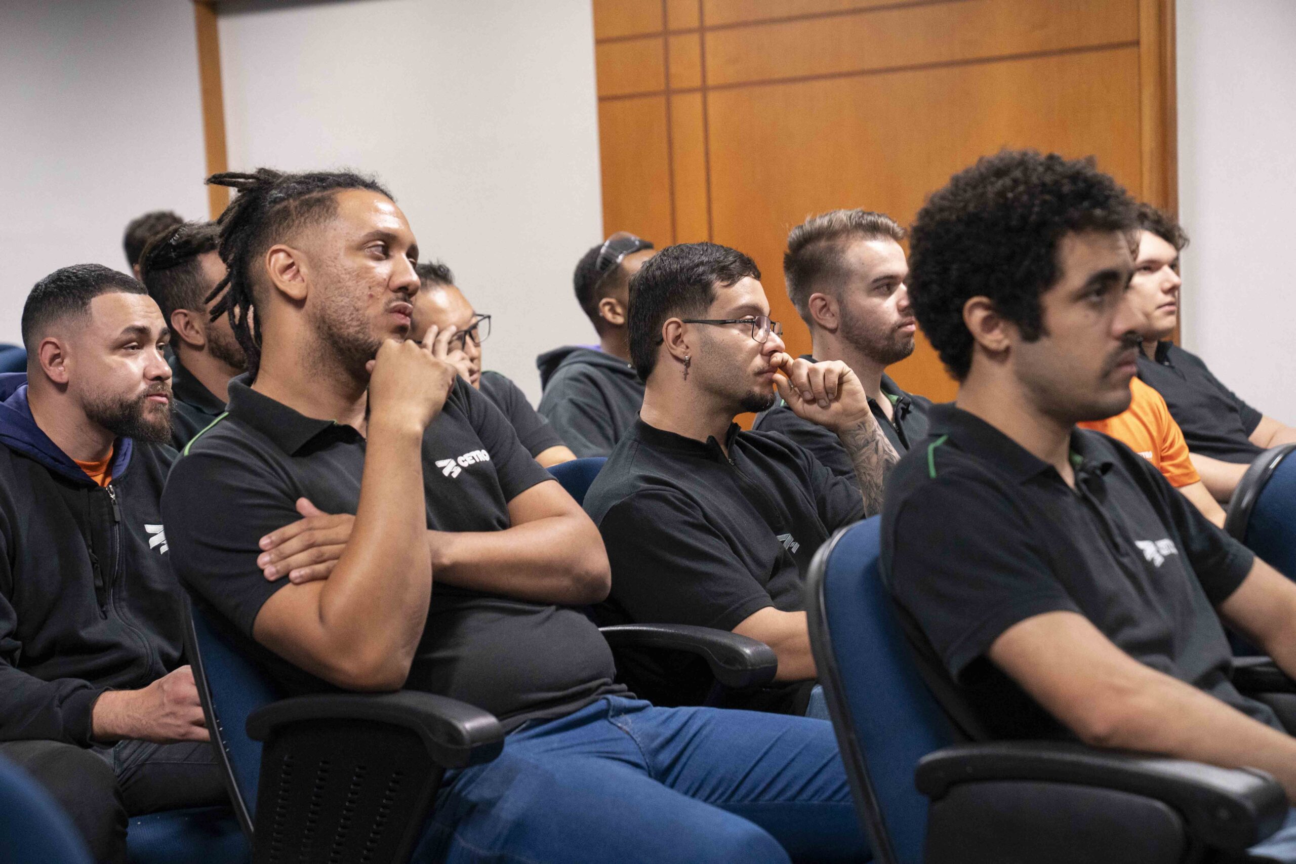 Fotografias dos colaboradores da Cetro assistindo à palestra sobre Novembro Azul e da palestrante.