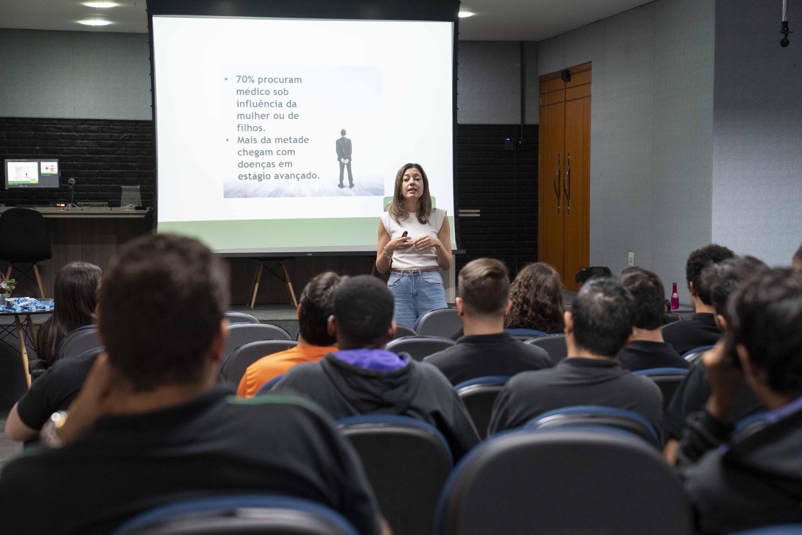 Fotografias dos colaboradores da Cetro assistindo à palestra sobre o Novembro Azul, da palestrante e dos brindes da palestra.