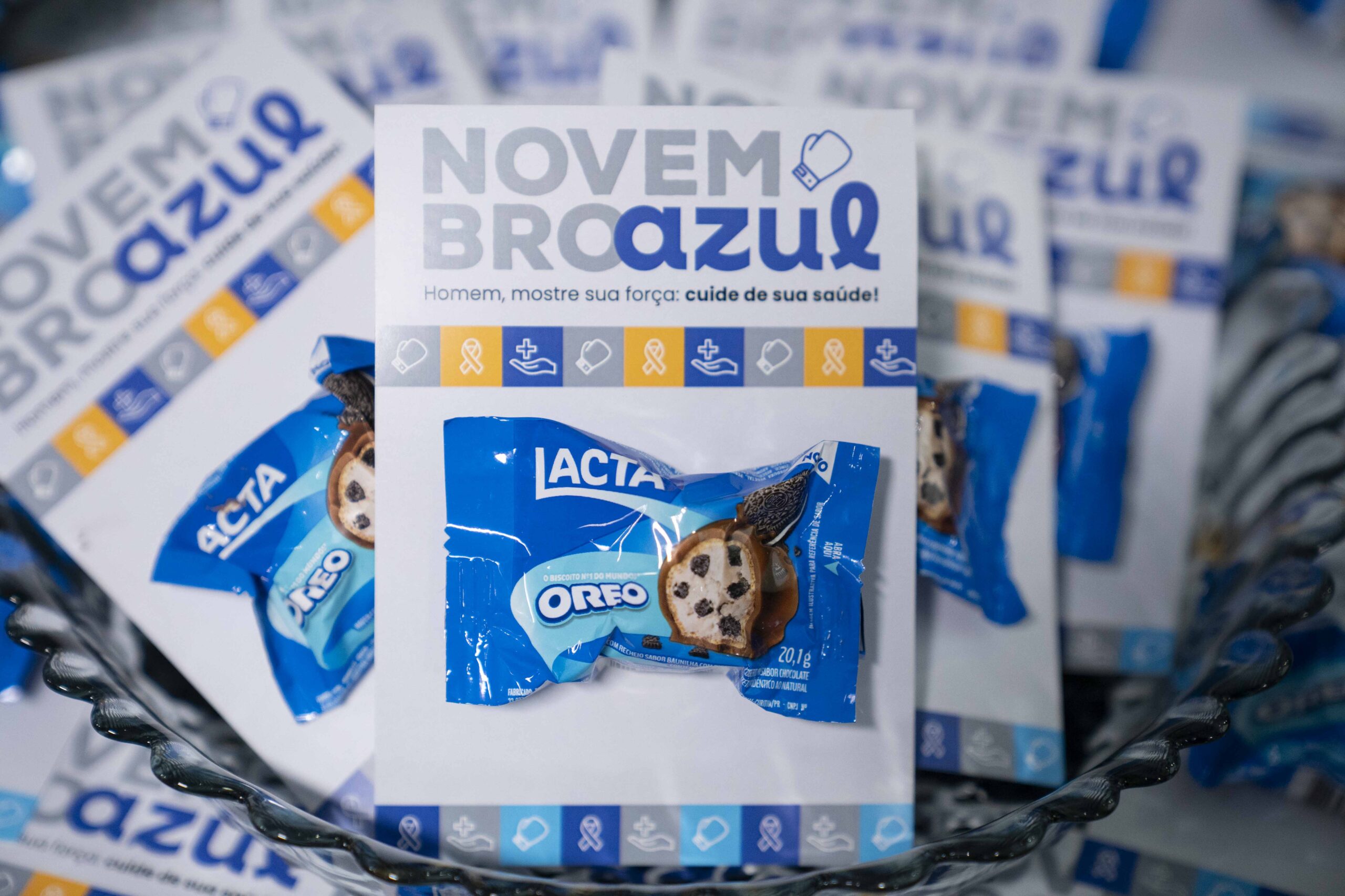 Fotografias dos colaboradores da Cetro assistindo à palestra sobre o Novembro Azul, da palestrante e dos brindes da palestra.