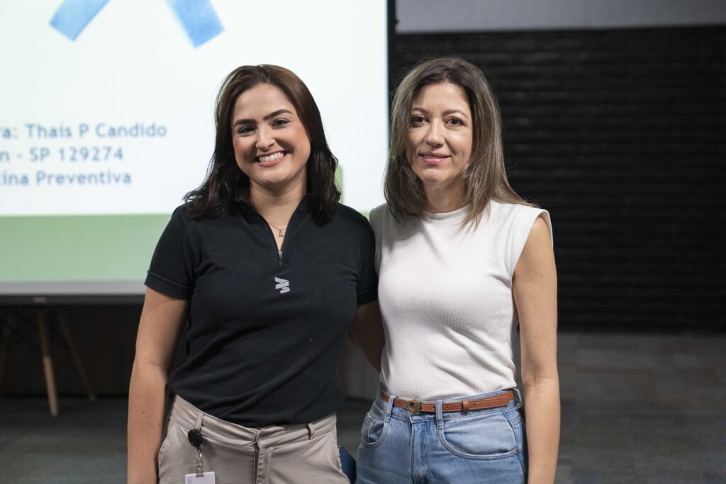 Fotografias dos colaboradores da Cetro assistindo à palestra sobre o Novembro Azul e da palestrante.