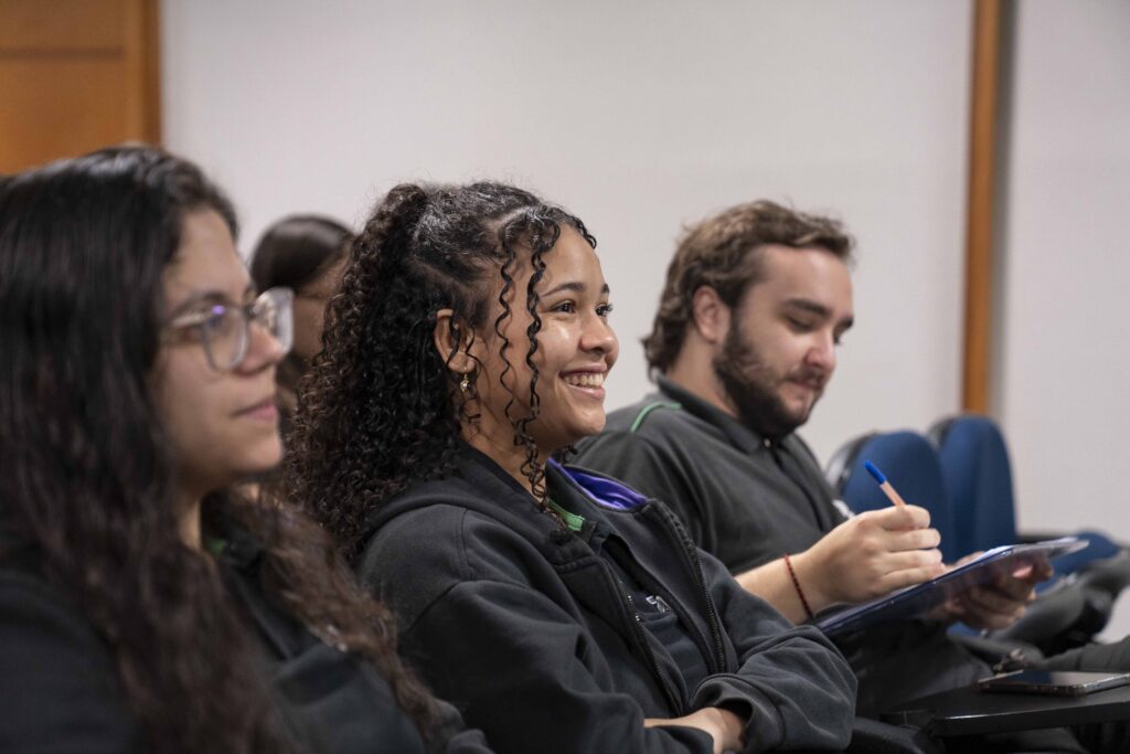 Fotografias dos colaboradores da Cetro assistindo à palestra sobre o Novembro Azul e da palestrante.