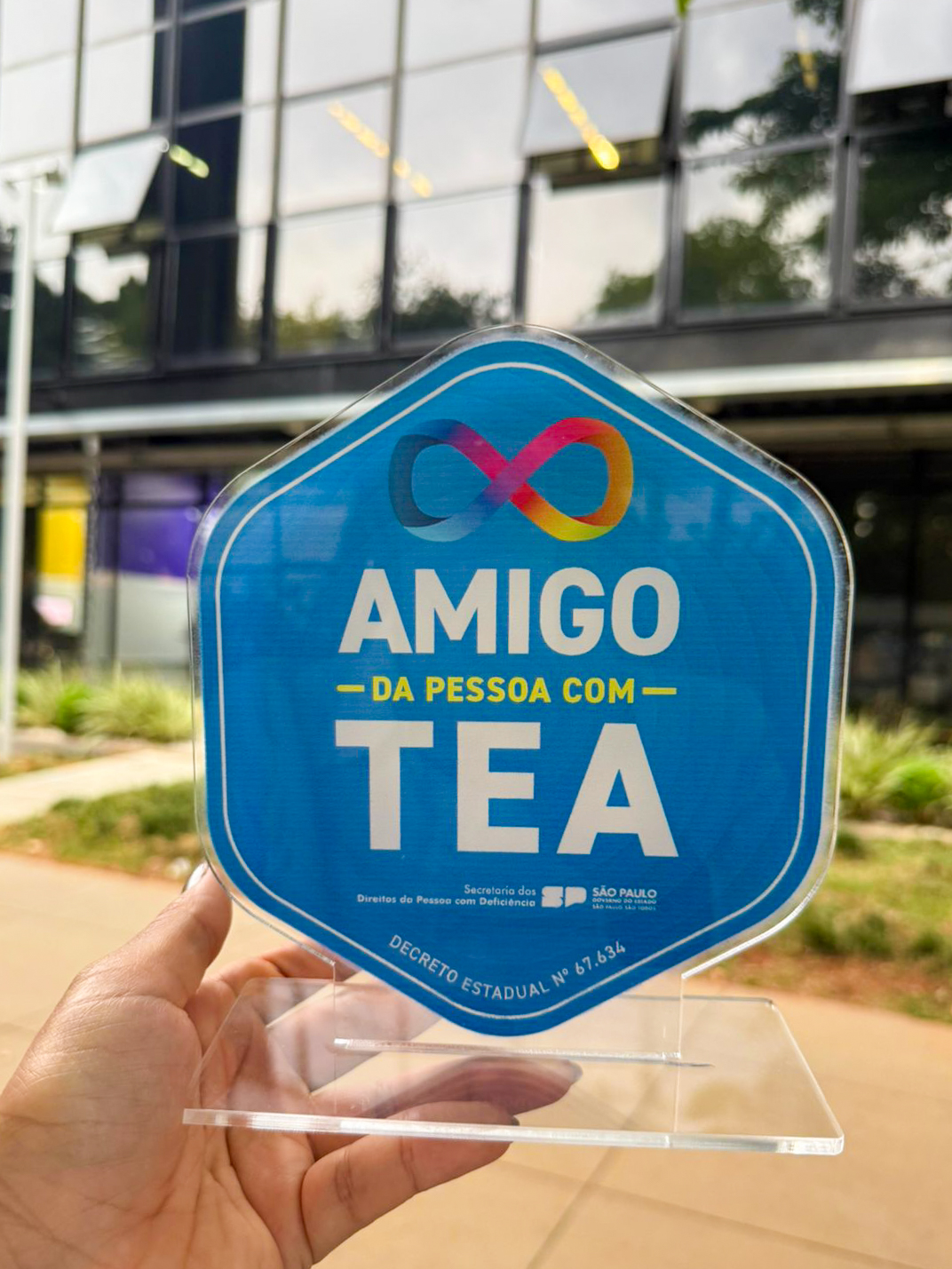 Fotografias do troféu que representa o Selo “Amigo da Pessoa com TEA”, da certificação e dos espaços do Centro TEA Paulista onde ocorreu a cerimônia.