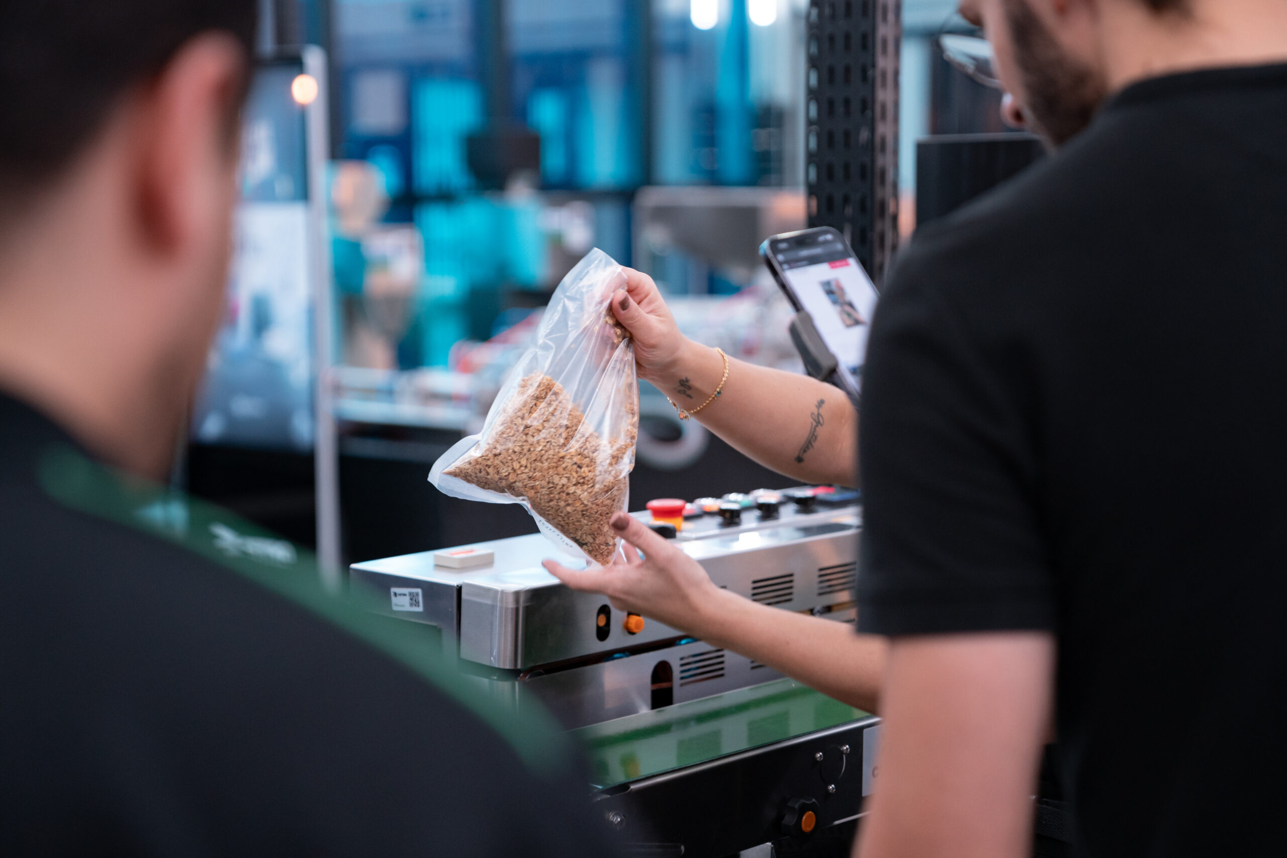 Fotografias da equipe de audiovisual e comercial da Cetro gravando lives para a campanha Acelera Black 2025 no Instagram da companhia.