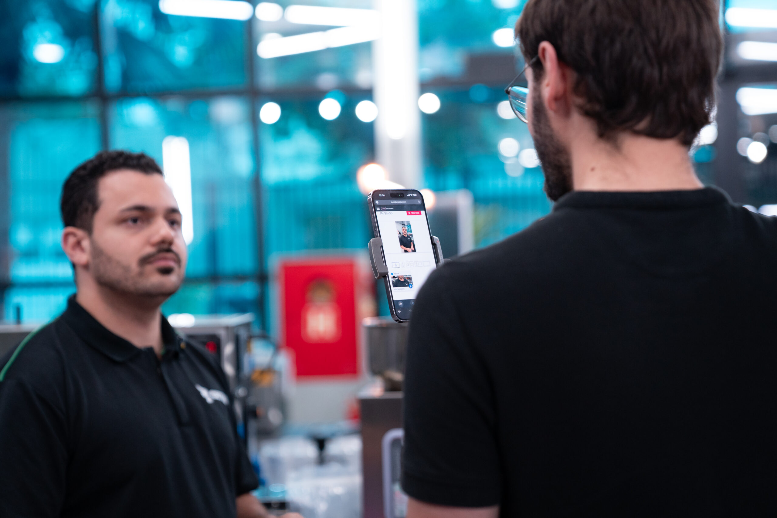 Fotografias da equipe de audiovisual e comercial da Cetro gravando lives para a campanha Acelera Black 2025 no Instagram da companhia.