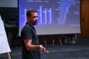 Fotografias das lideranças durante a apresentação de resultados e do café da manhã oferecido na reunião do Leaders’ Connection da Cetro.