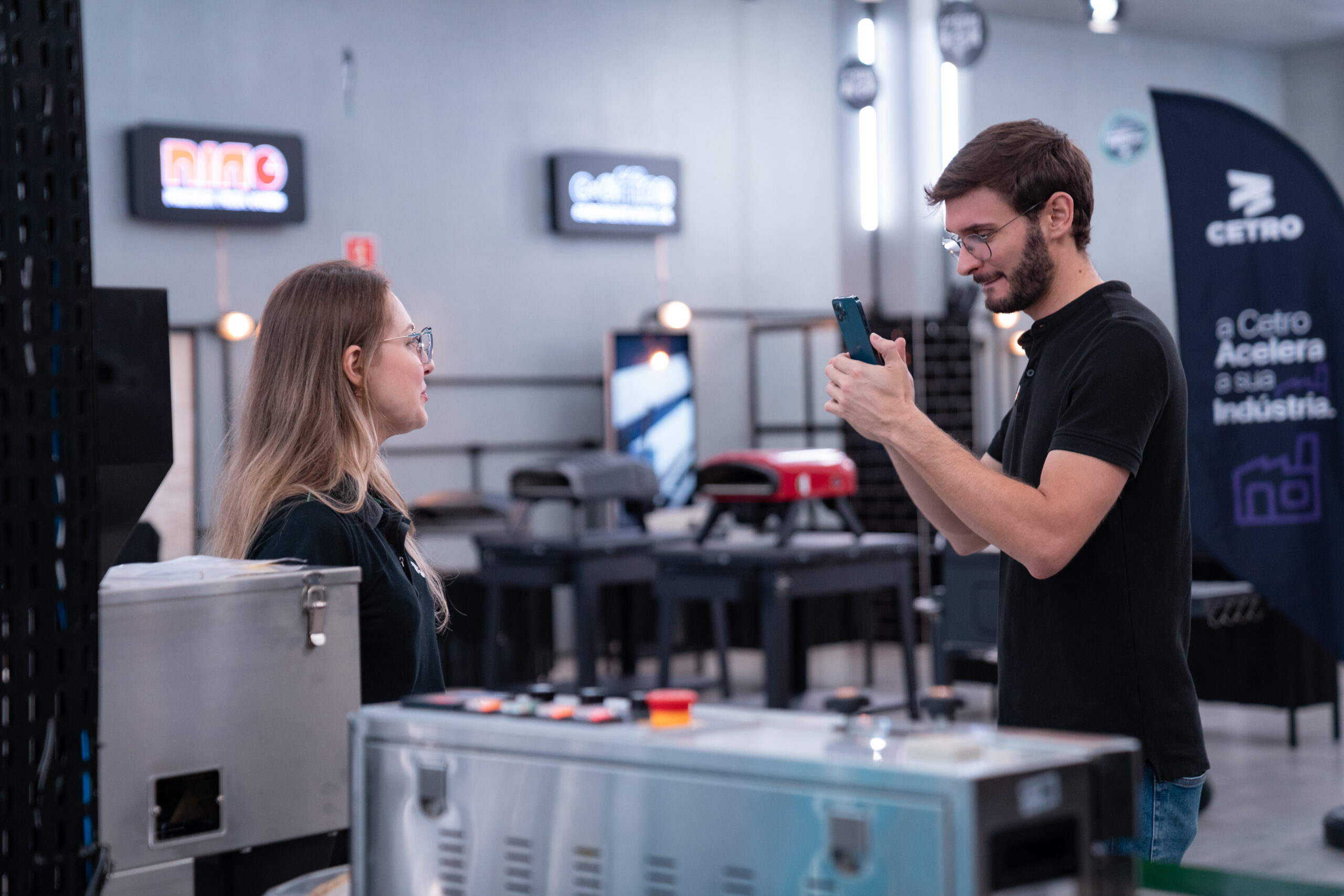 Fotografias da equipe de audiovisual e comercial da Cetro gravando lives para a campanha Acelera Black 2025 no Instagram da companhia.
