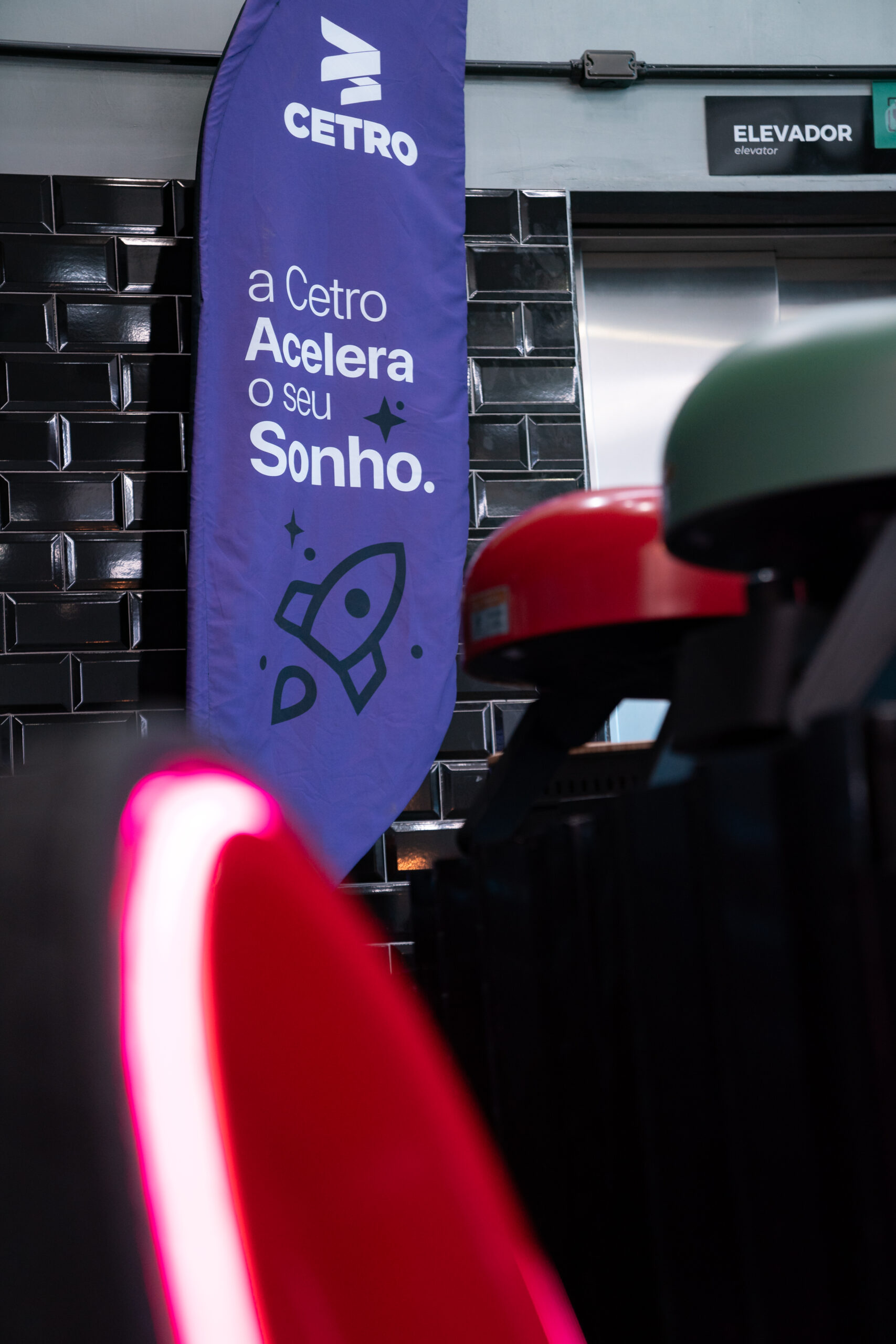 Fotografias da equipe de audiovisual e comercial da Cetro gravando lives para a campanha Acelera Black 2025 no Instagram da companhia.