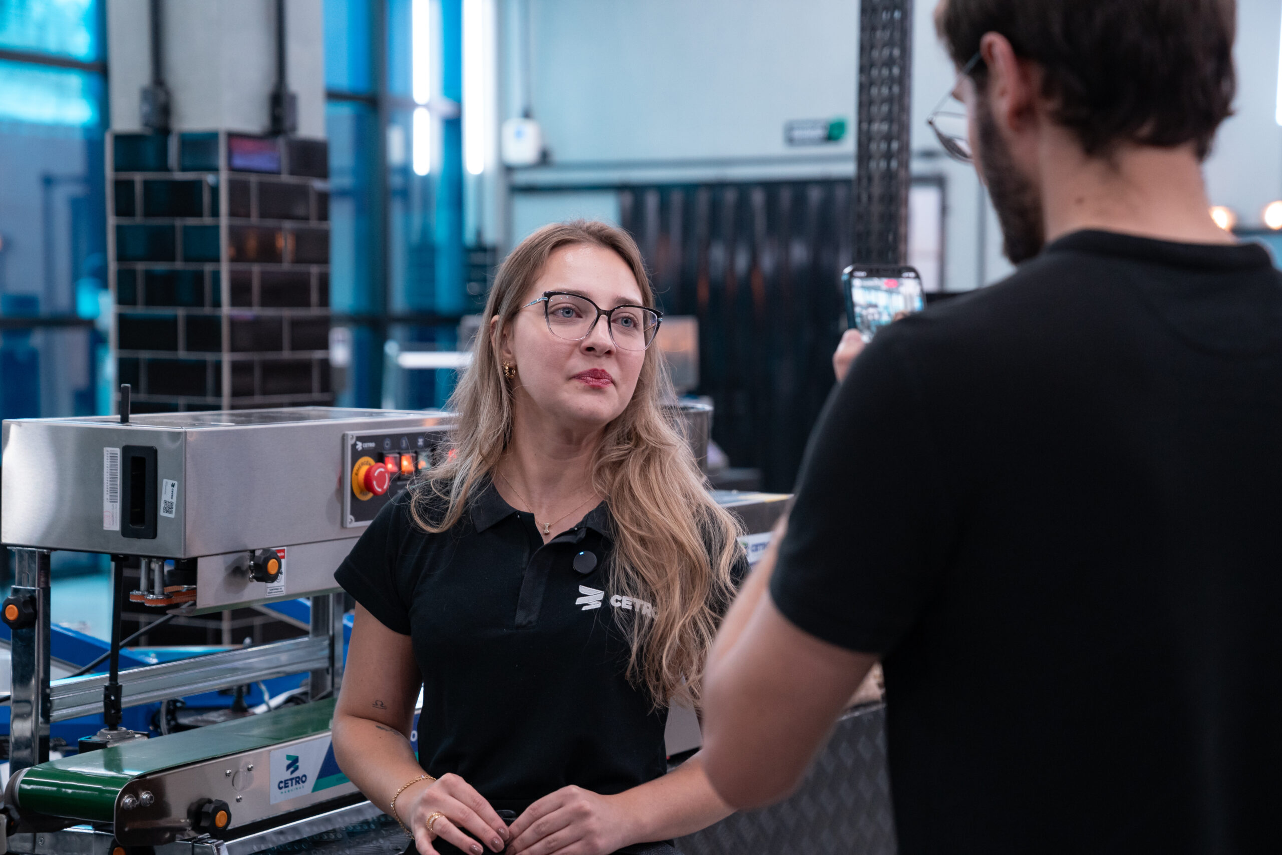 Fotografias da equipe de audiovisual e comercial da Cetro gravando lives para a campanha Acelera Black 2025 no Instagram da companhia.