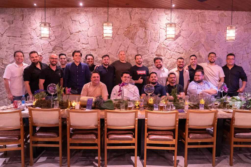 Registros fotográficos dos líderes durante o jantar do Leaders’ Connection 2025 da Cetro.