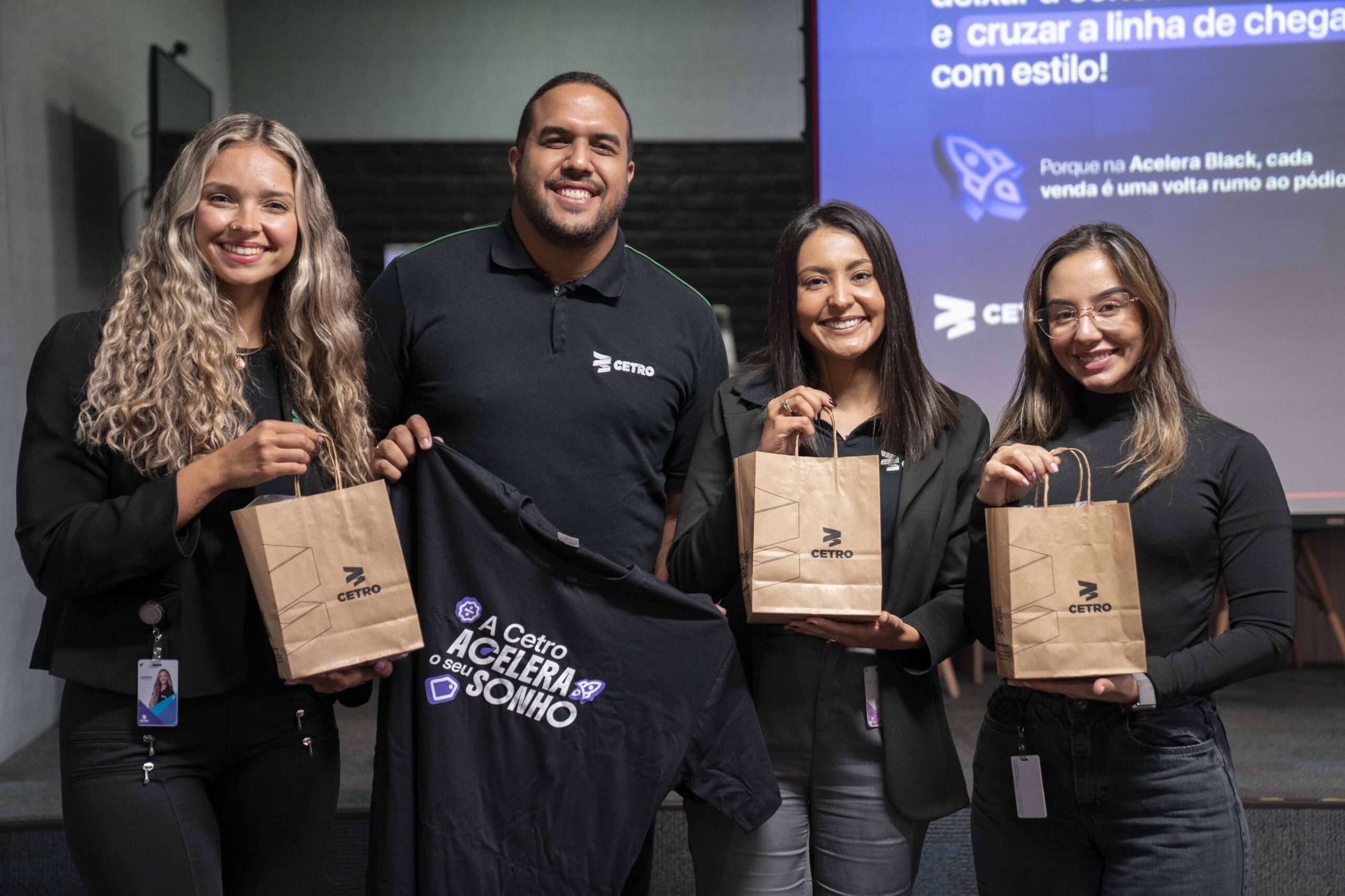 Fotografias do Time Comercial no auditório da Matriz Cetro comemorando a Campanha de Incentivo de Vendas de novembro da Black Friday 2025.