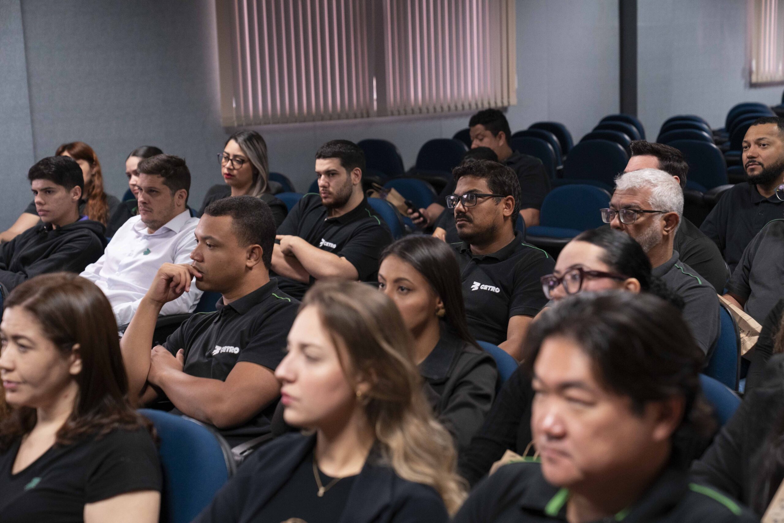 Fotografias do Time Comercial no auditório da Matriz Cetro comemorando a Campanha de Incentivo de Vendas de novembro da Black Friday 2025.