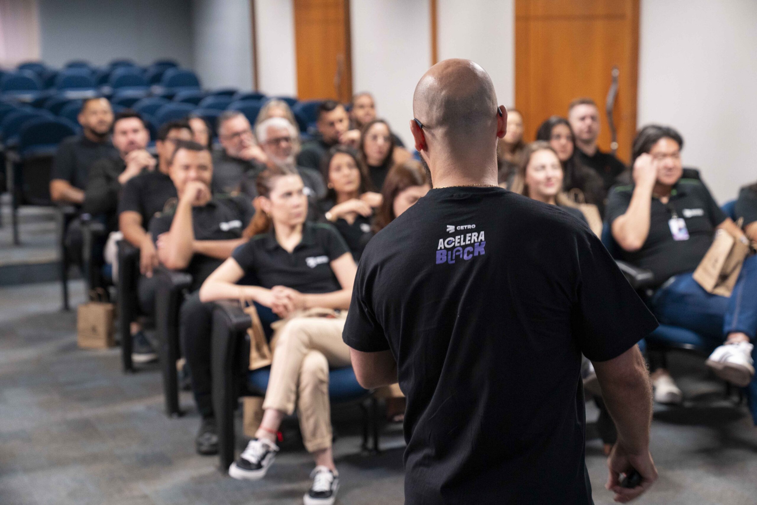 Fotografias do Time Comercial no auditório da Matriz Cetro comemorando a Campanha de Incentivo de Vendas de novembro da Black Friday 2025.
