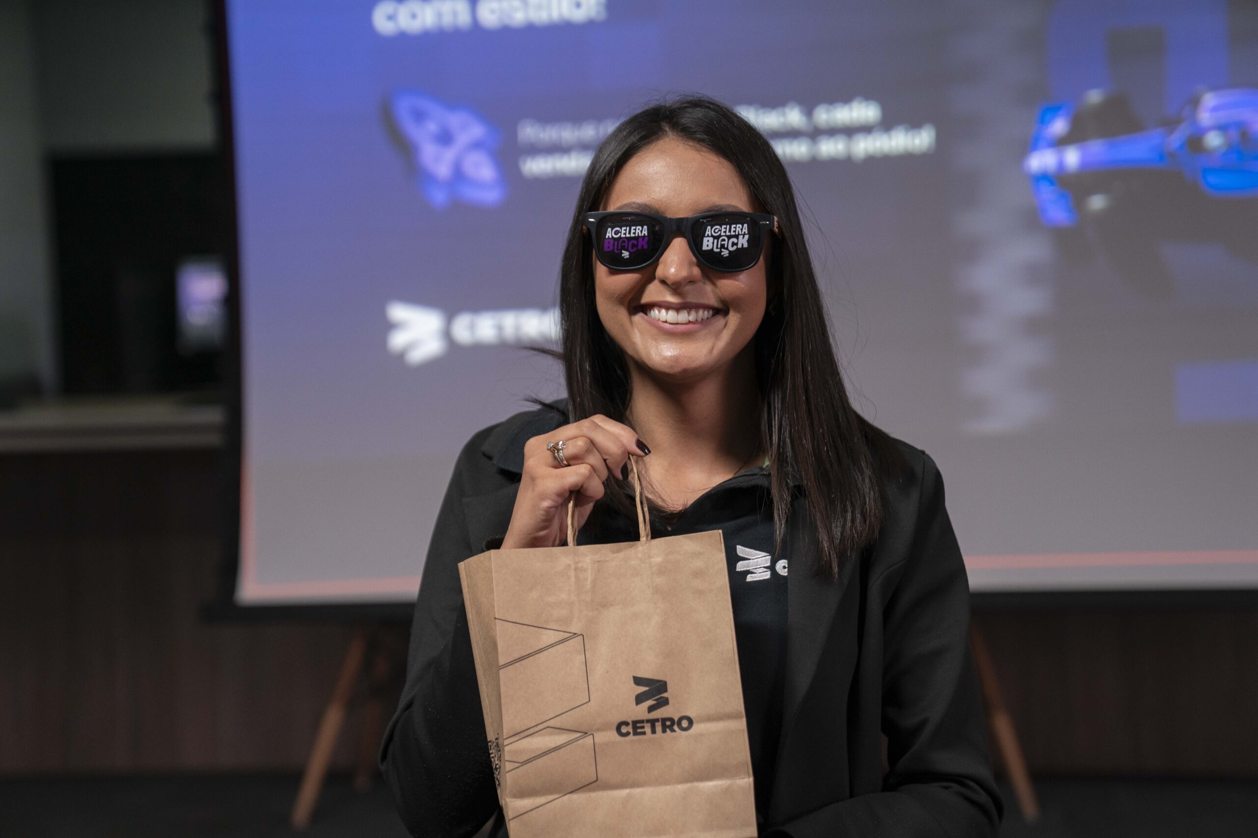 Fotografias do Time Comercial no auditório da Matriz Cetro comemorando a Campanha de Incentivo de Vendas de novembro da Black Friday 2025.